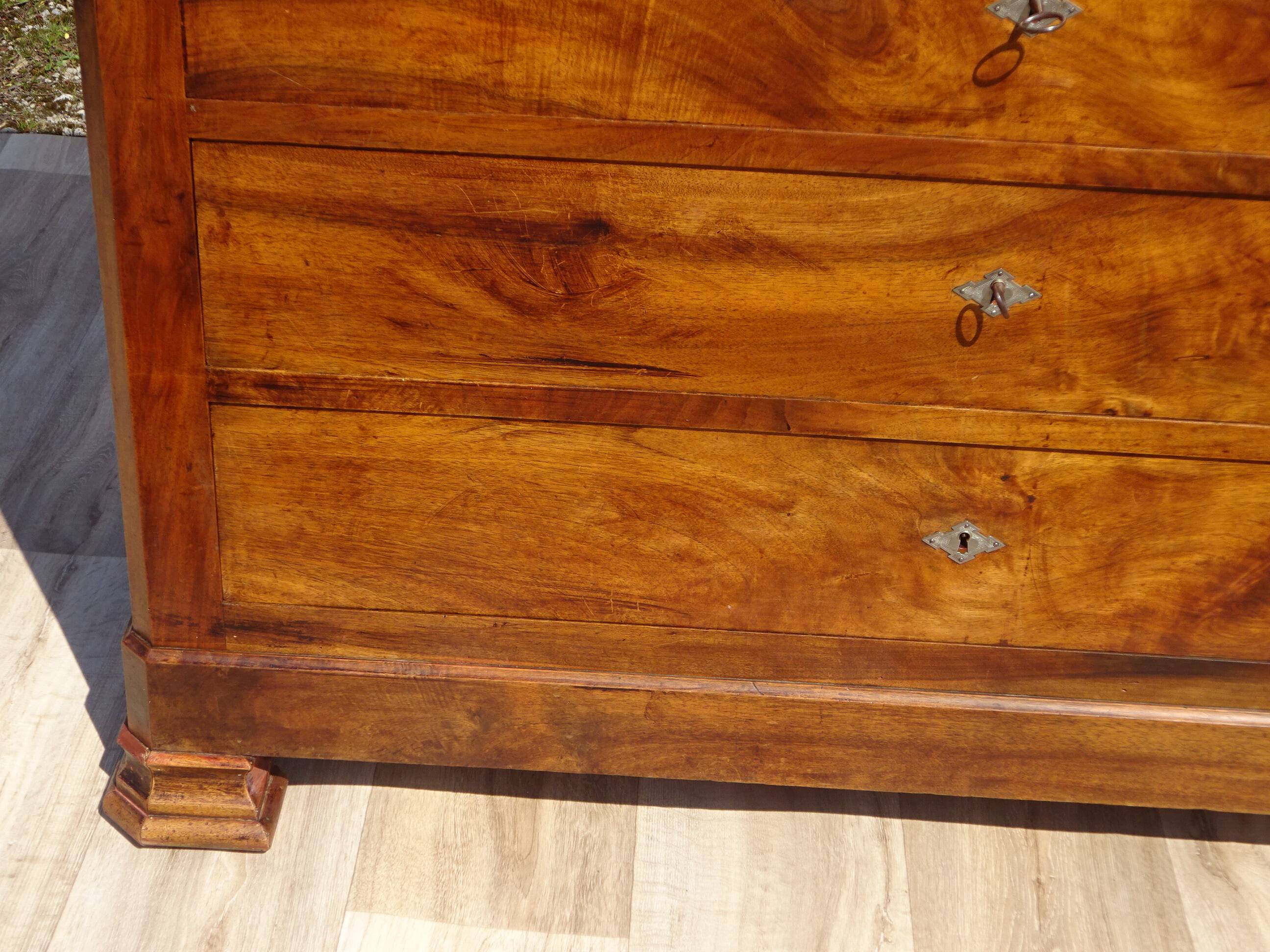 Commode en noyer de style et époque Louis Philippe