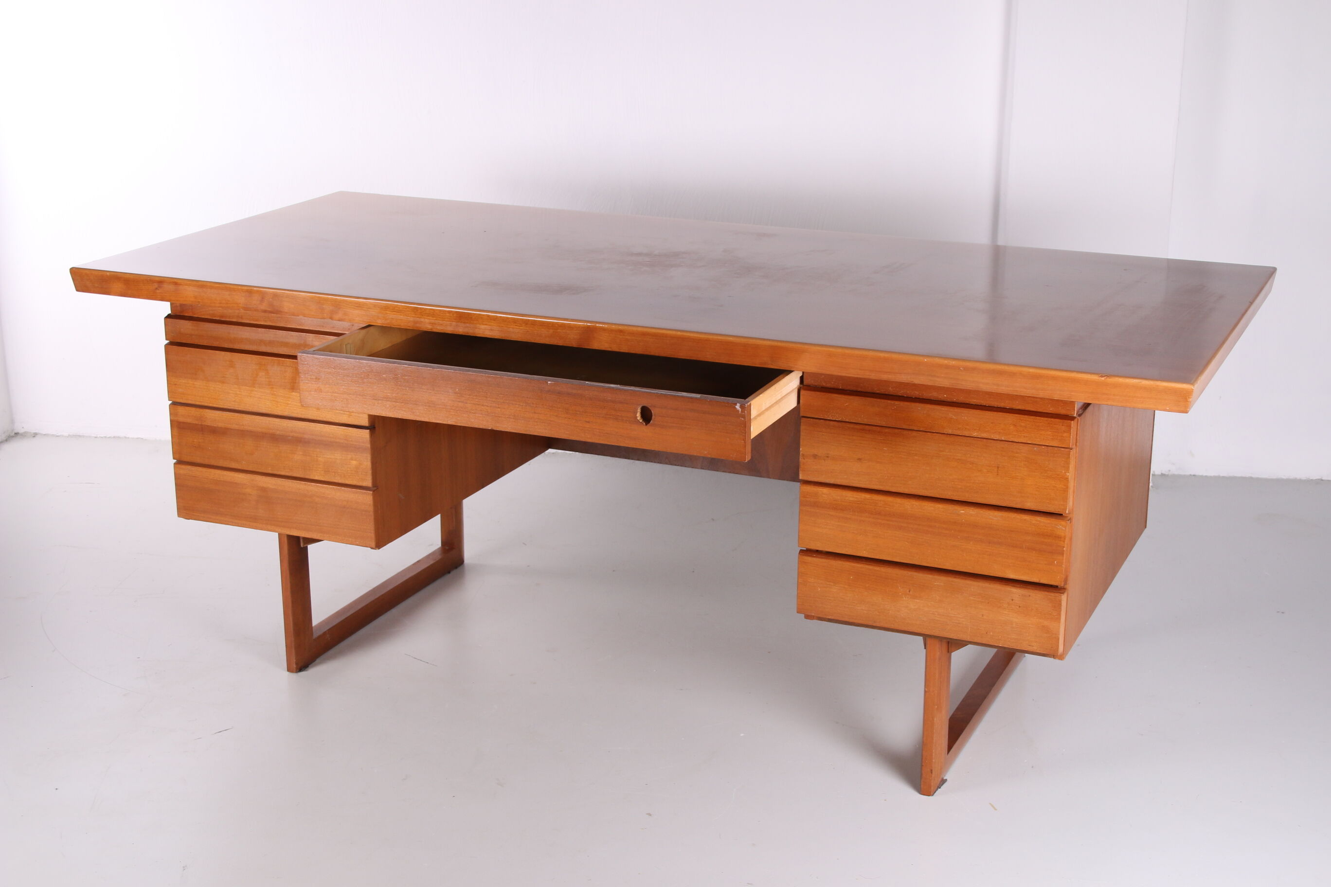 Bureau en bois avec des tiroirs