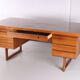 Bureau en bois avec des tiroirs