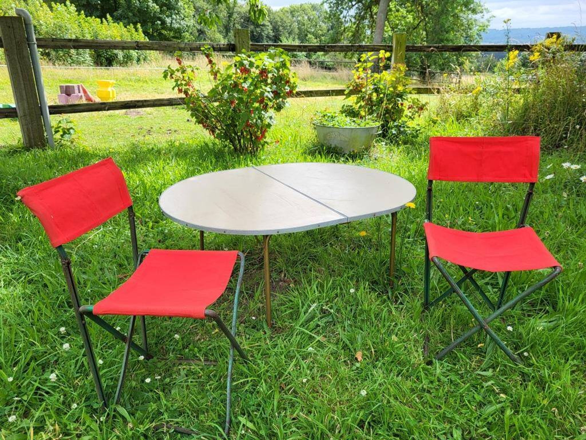 Ensemble table et duo chaises pliantes camping vintage 1970