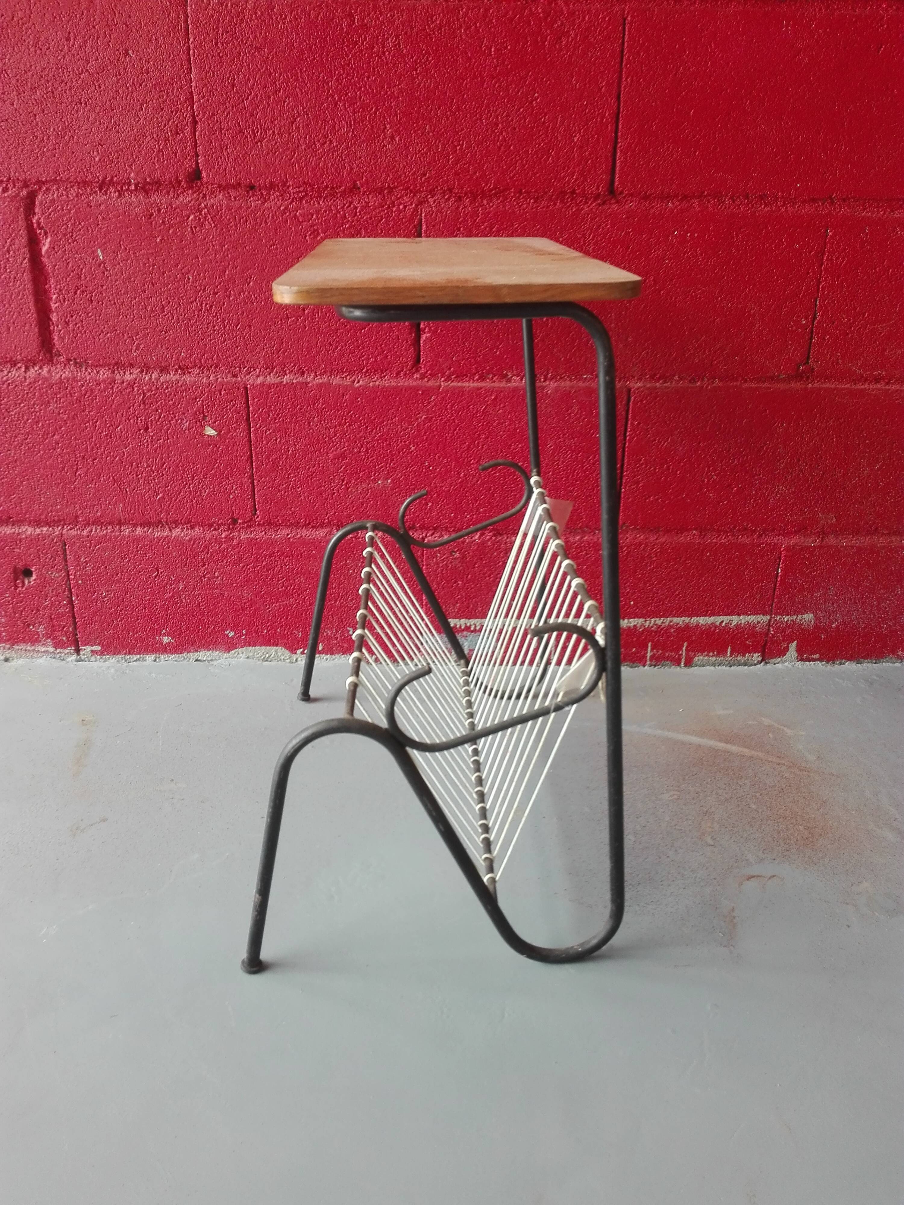 Wood and scoubidou magazine rack