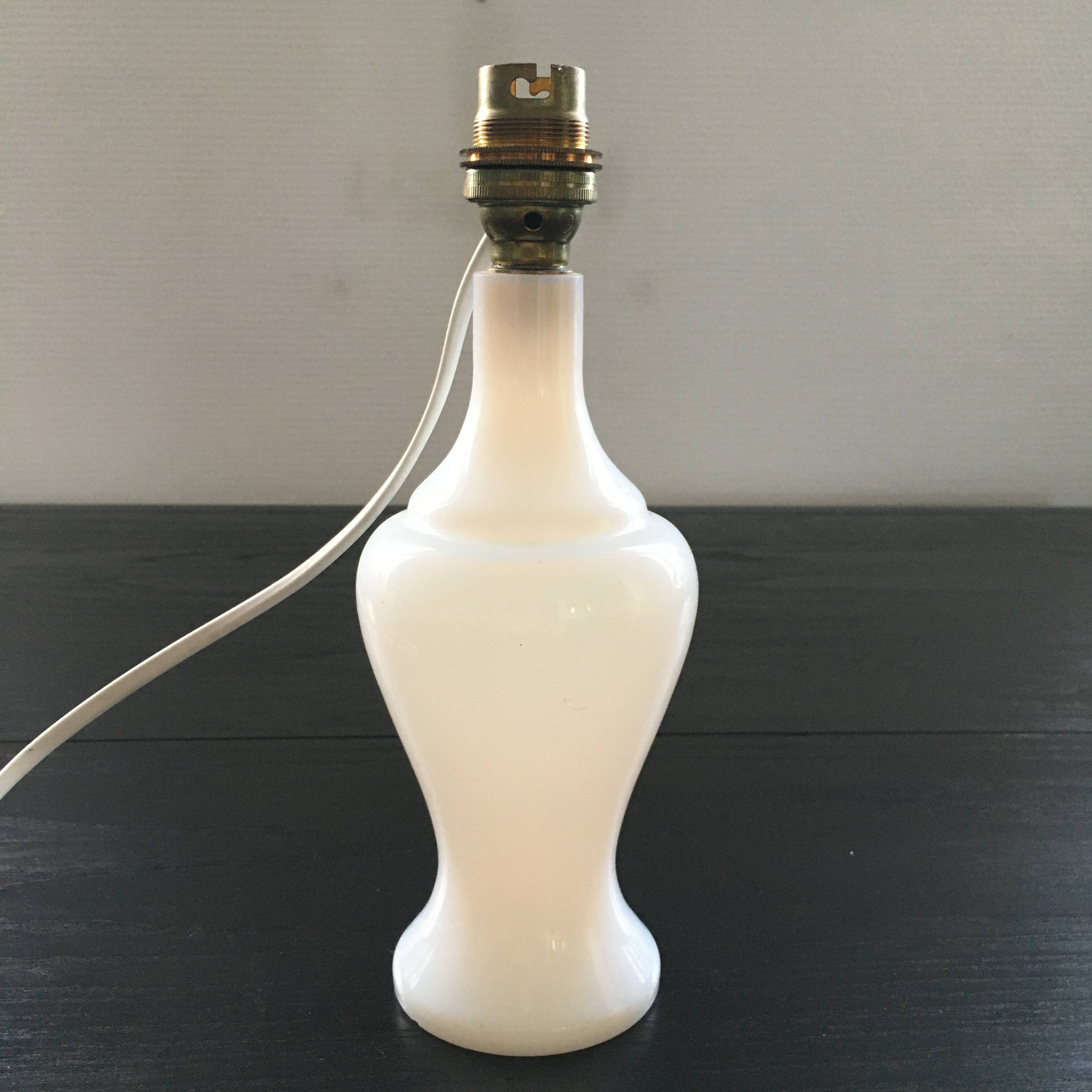 Lamp base in white opaline.