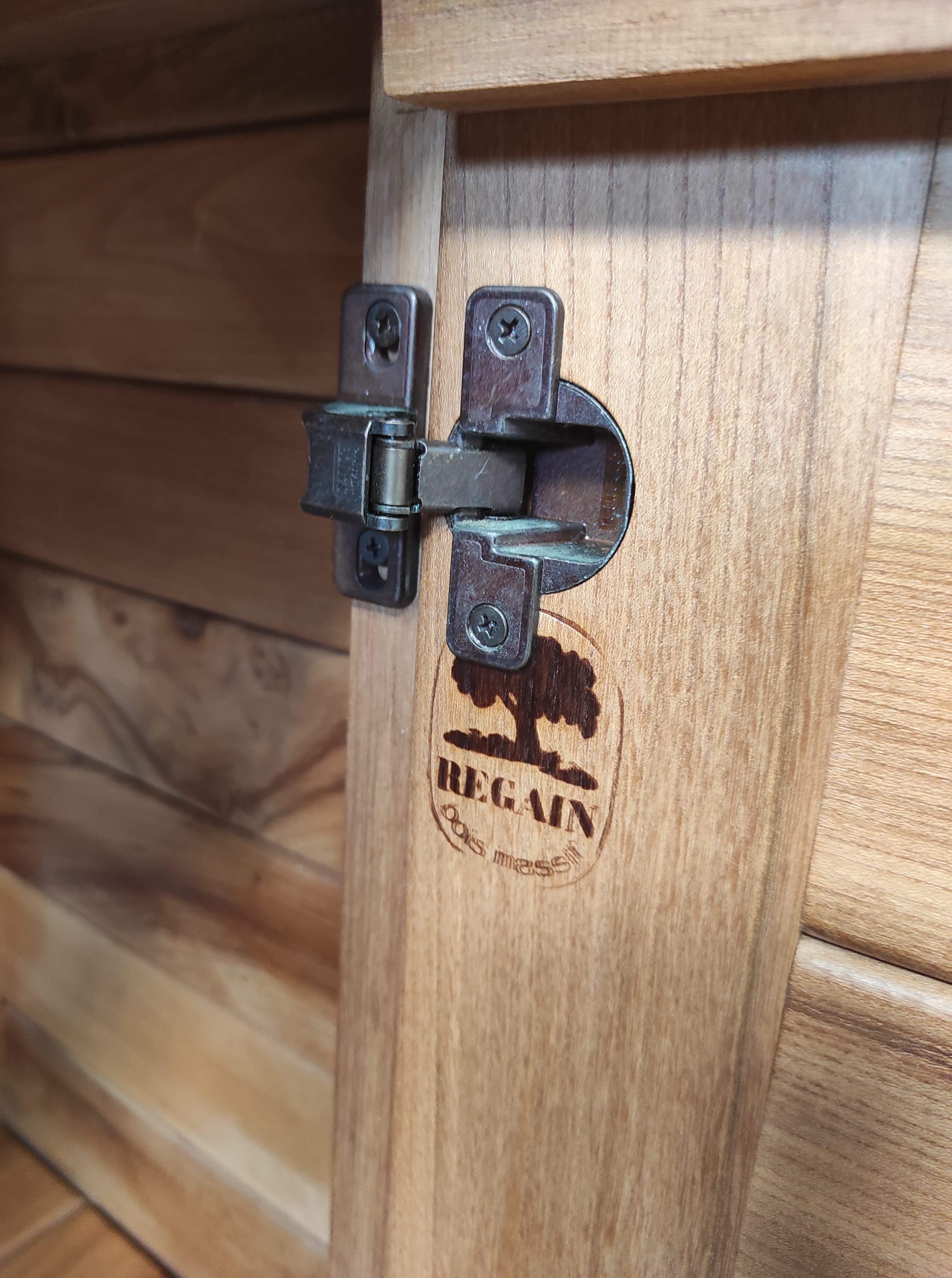 House Regain Library in solid elm