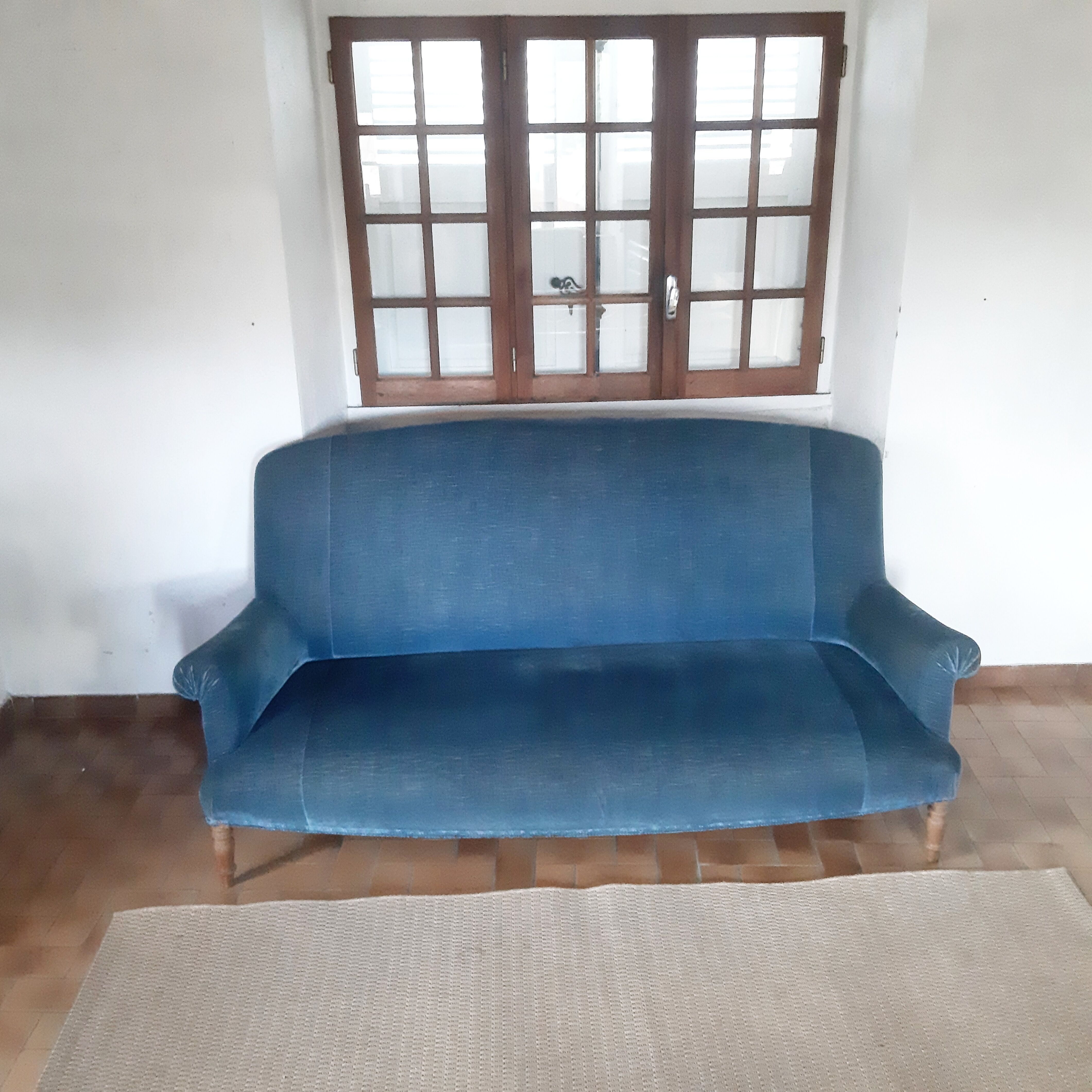 Sofa and its two vintage armchairs in blue velvet