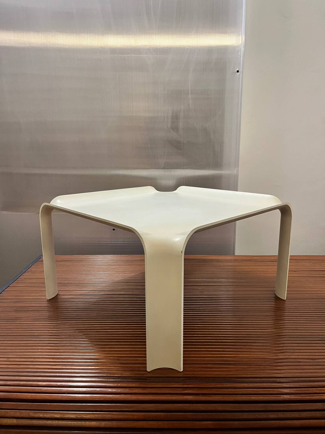 Table d’appoint Pierre Paulin pour Artifort – Modèle T877 – Blanc