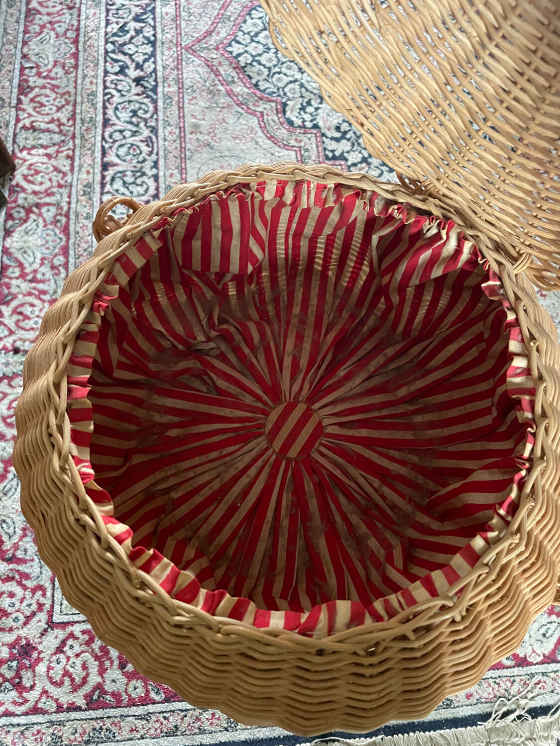 Wicker basket on foot fabric inner covering