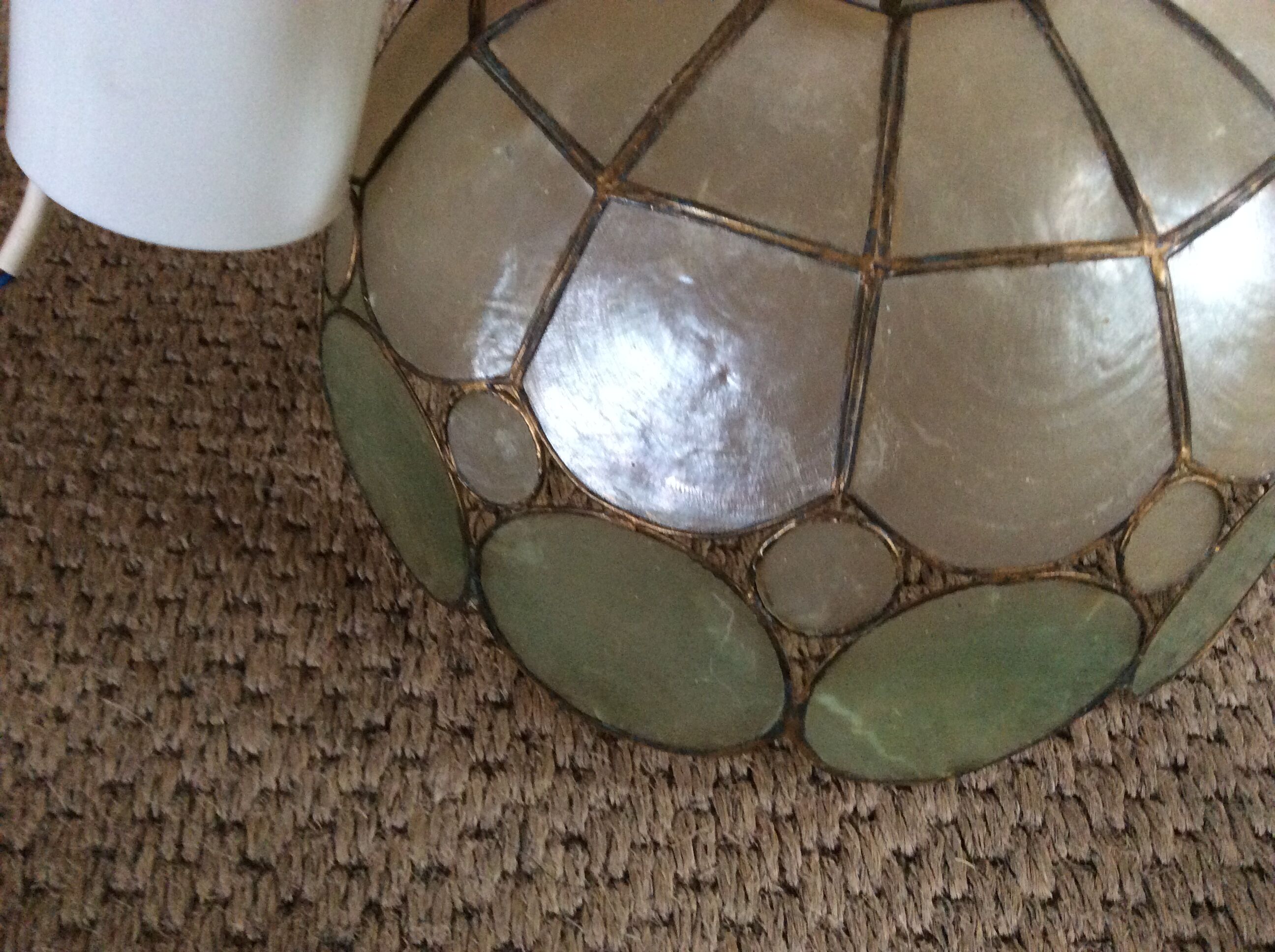 Mother-of-pearl suspension