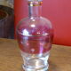 Service a liqueur composé d'une carafe en verre rouge, de 6 verres momie et d'un petit plateau en verre avec des bouquets de fleurs peintes a la main vintage 1950