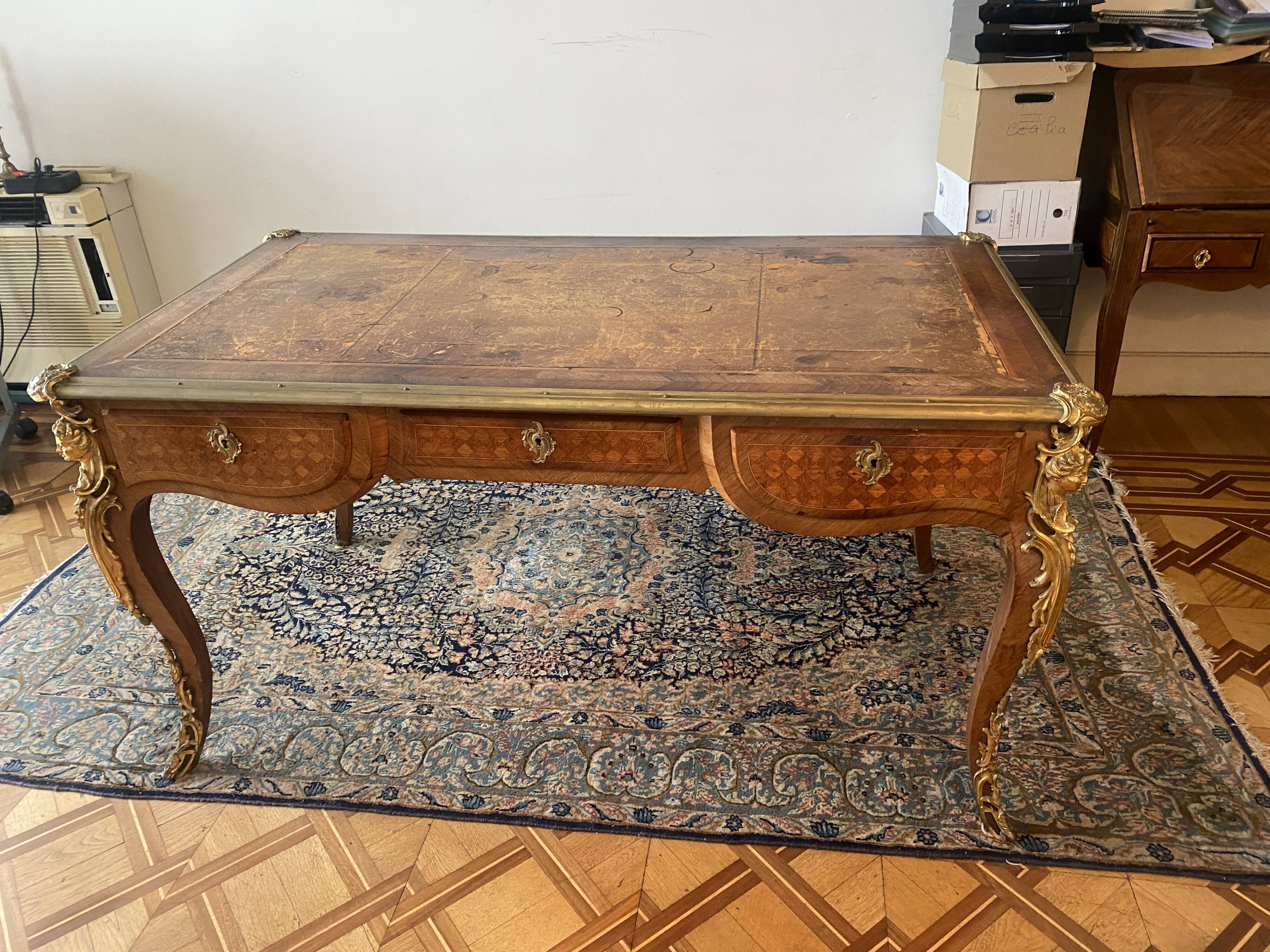 Bureau plat marqueté style Louis XV