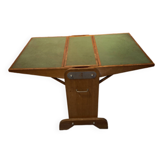 Table d'école avec tableau pour écrire à la craie