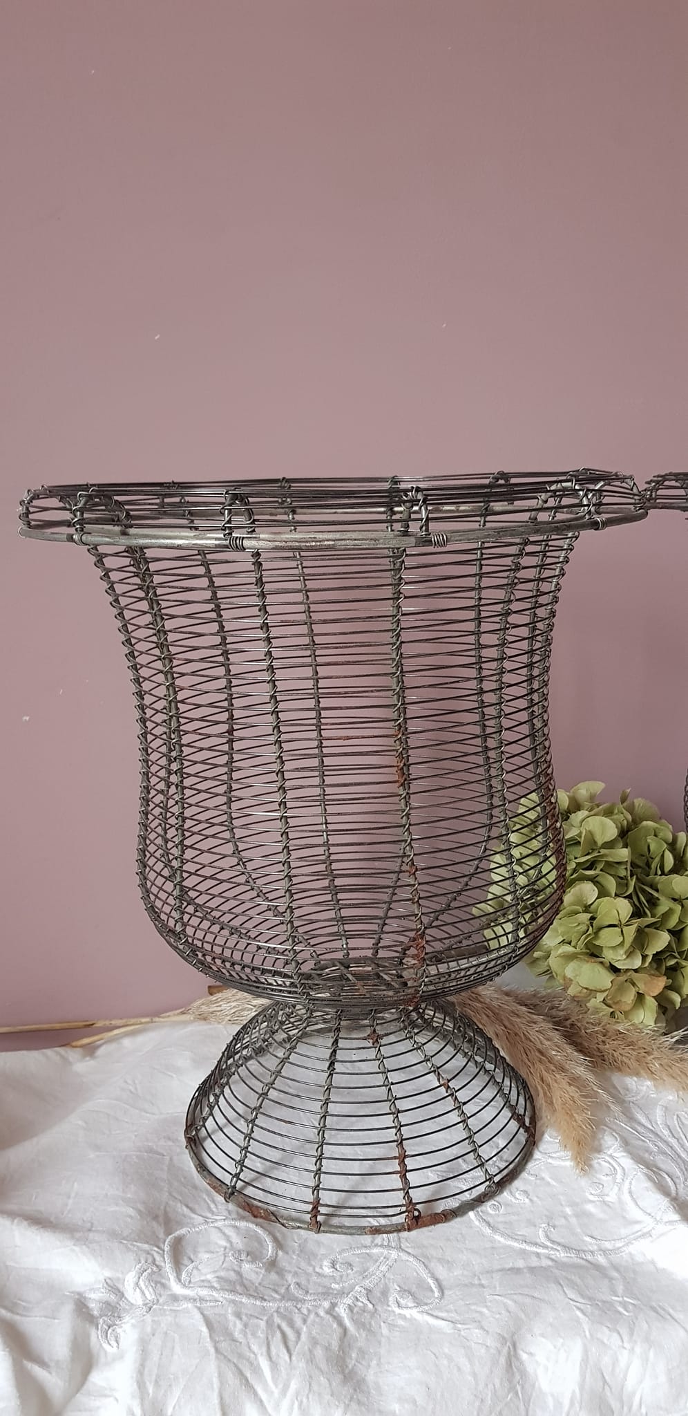 Pair of Medici metal wire