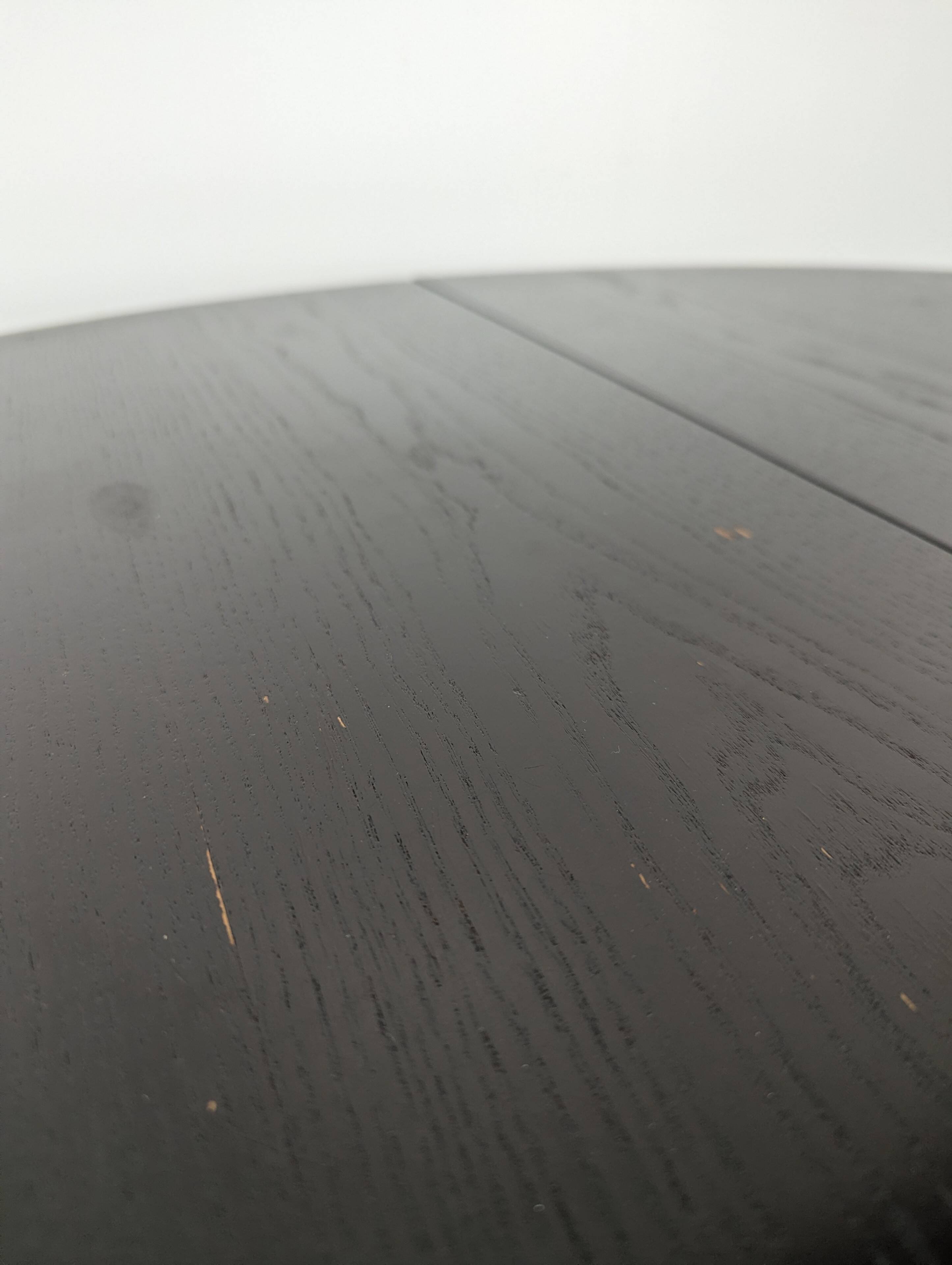 Table moderne teinté noir en chêne