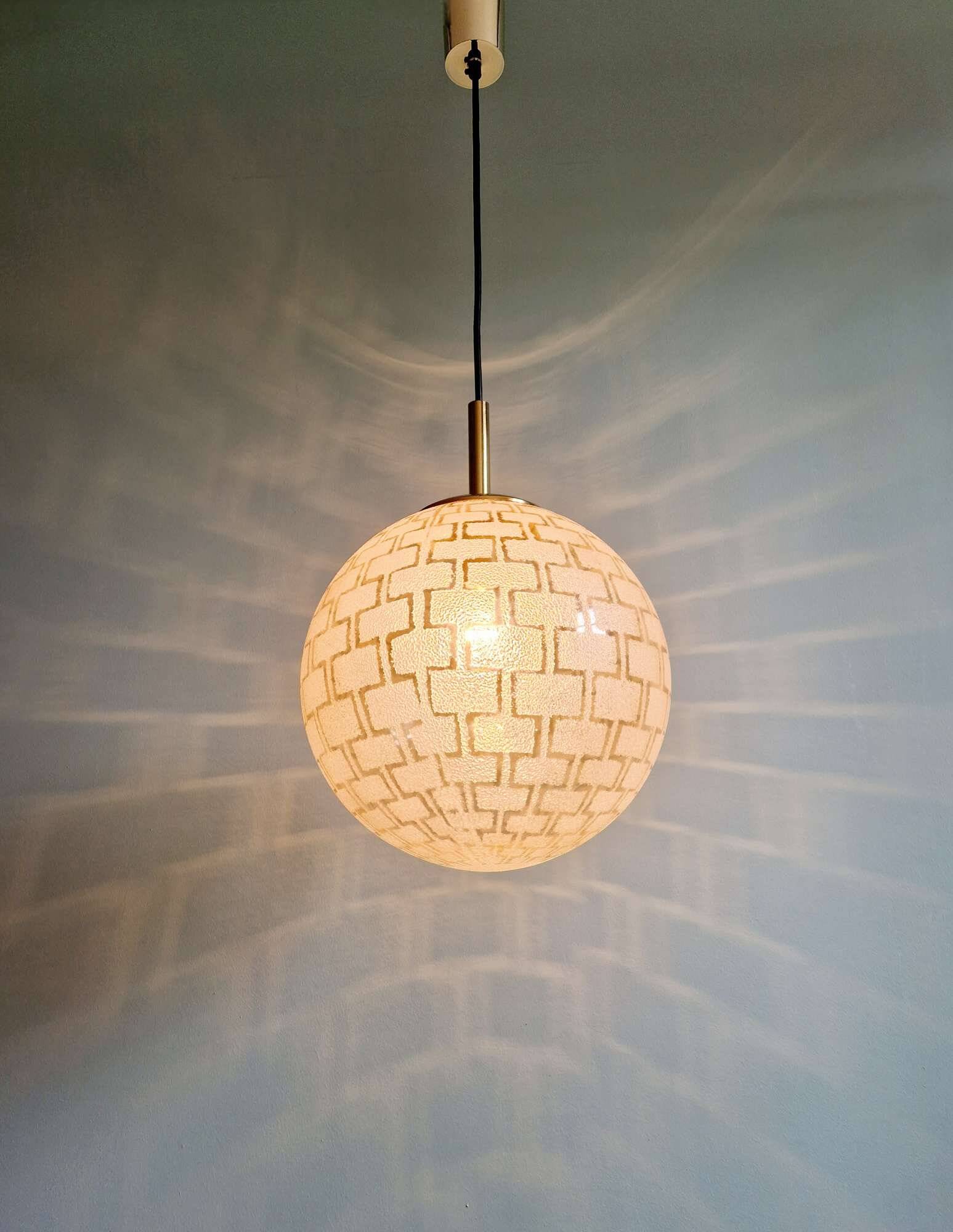 Suspension Space Age in brass and textured glass, 1970s