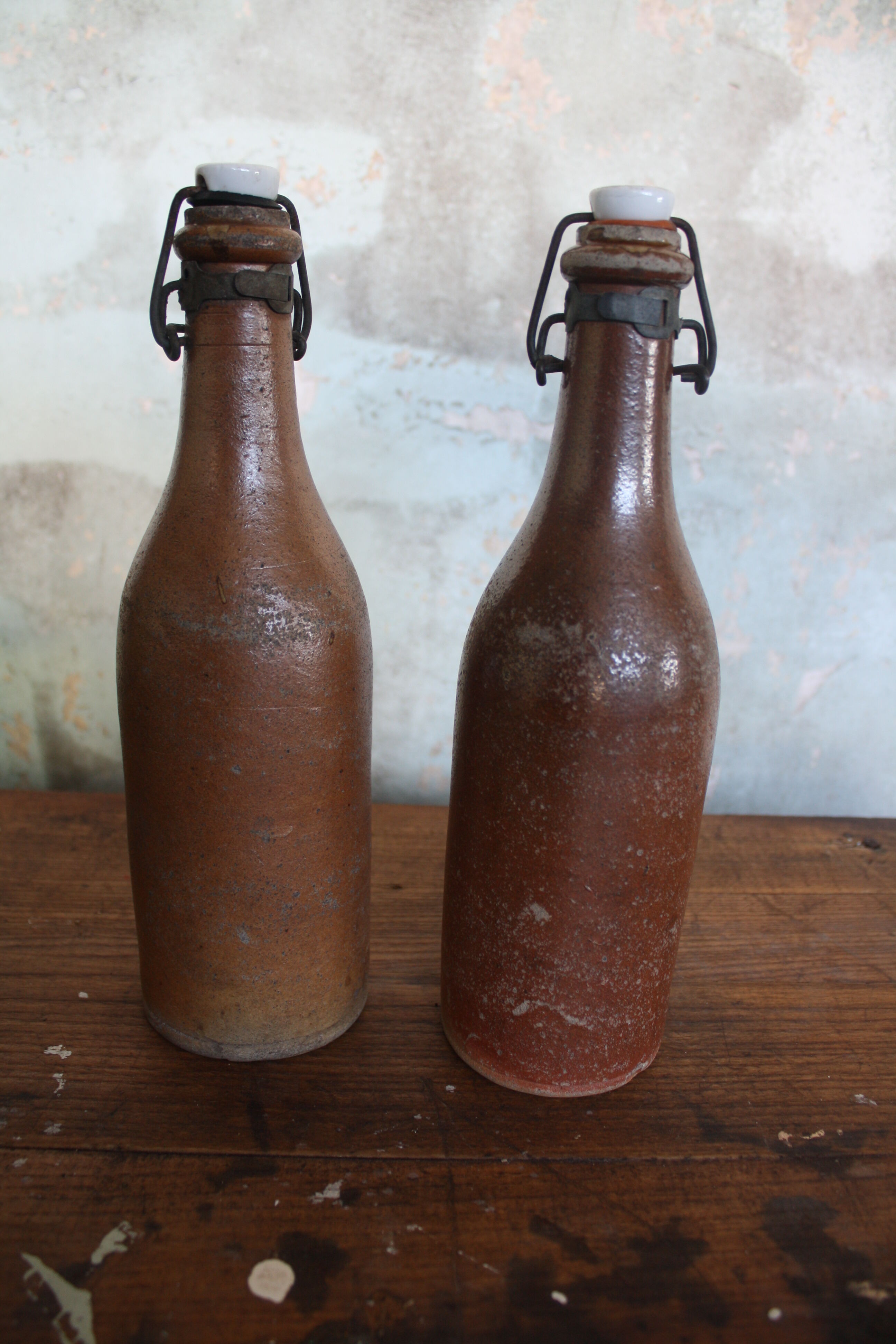 Set of 2 sandstone bottles with ceramic capsule