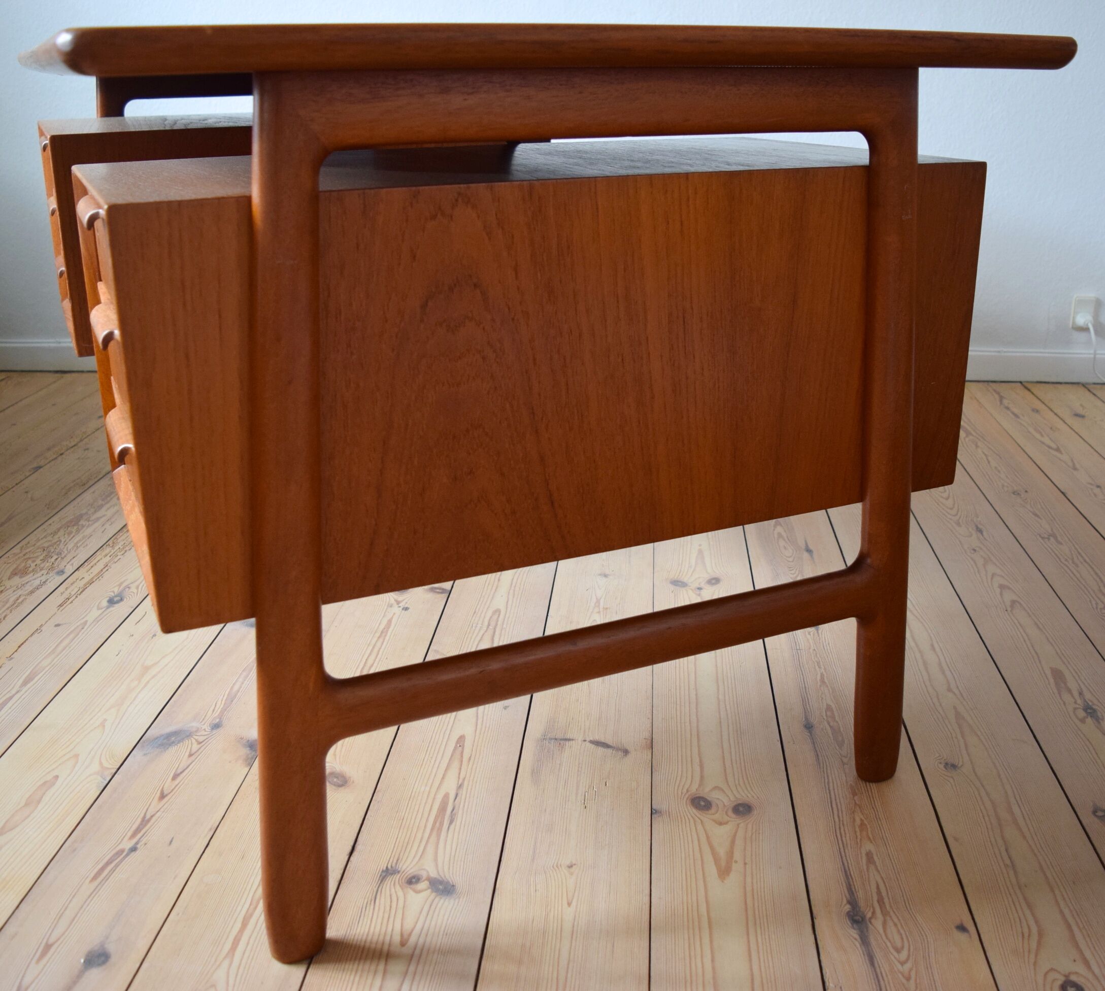 Danish model 75 desk by Gunni Omann 1960