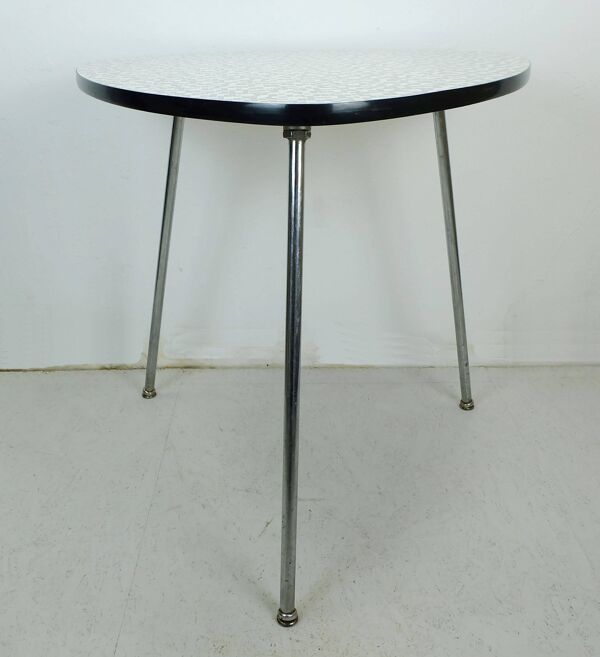Table basse des années 1950 à trois pieds avec un plateau en formica et des pieds en chrome inclinés.