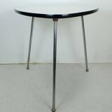 Table basse des années 1950 à trois pieds avec un plateau en formica et des pieds en chrome inclinés.