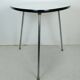 Table basse des années 1950 à trois pieds avec un plateau en formica et des pieds en chrome inclinés.