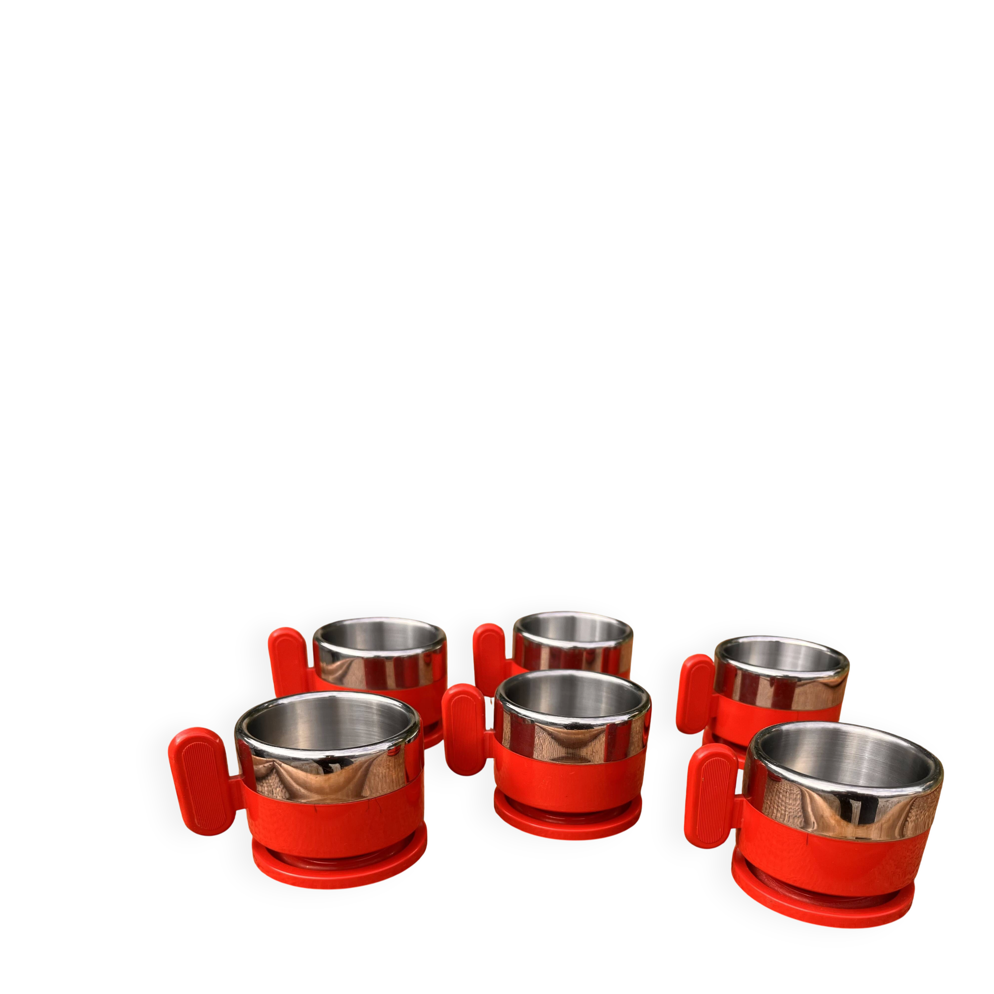 6 red cups and saucers from the Italian brand 'Morinos'.