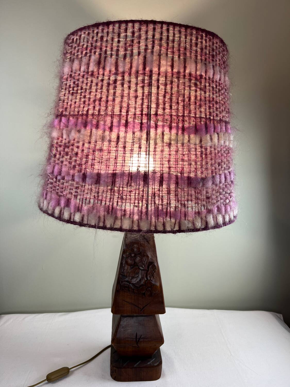Lampe de table en bois sculpté, abat-jour en laine