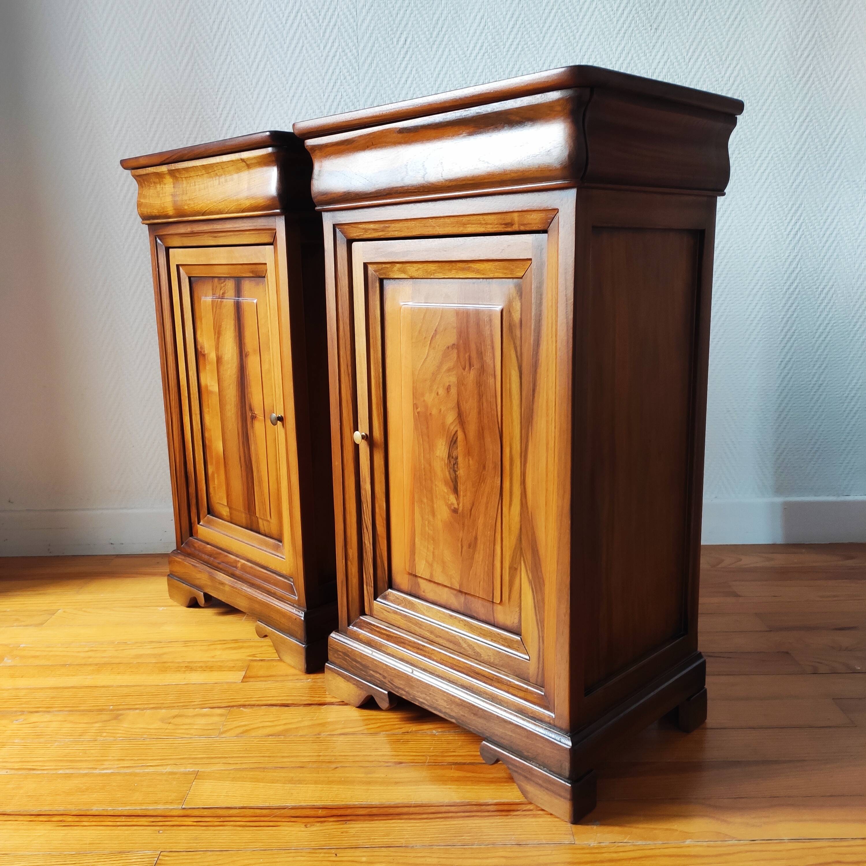 Paire de tables de nuit — style classique, inspiration Louis-Philippe