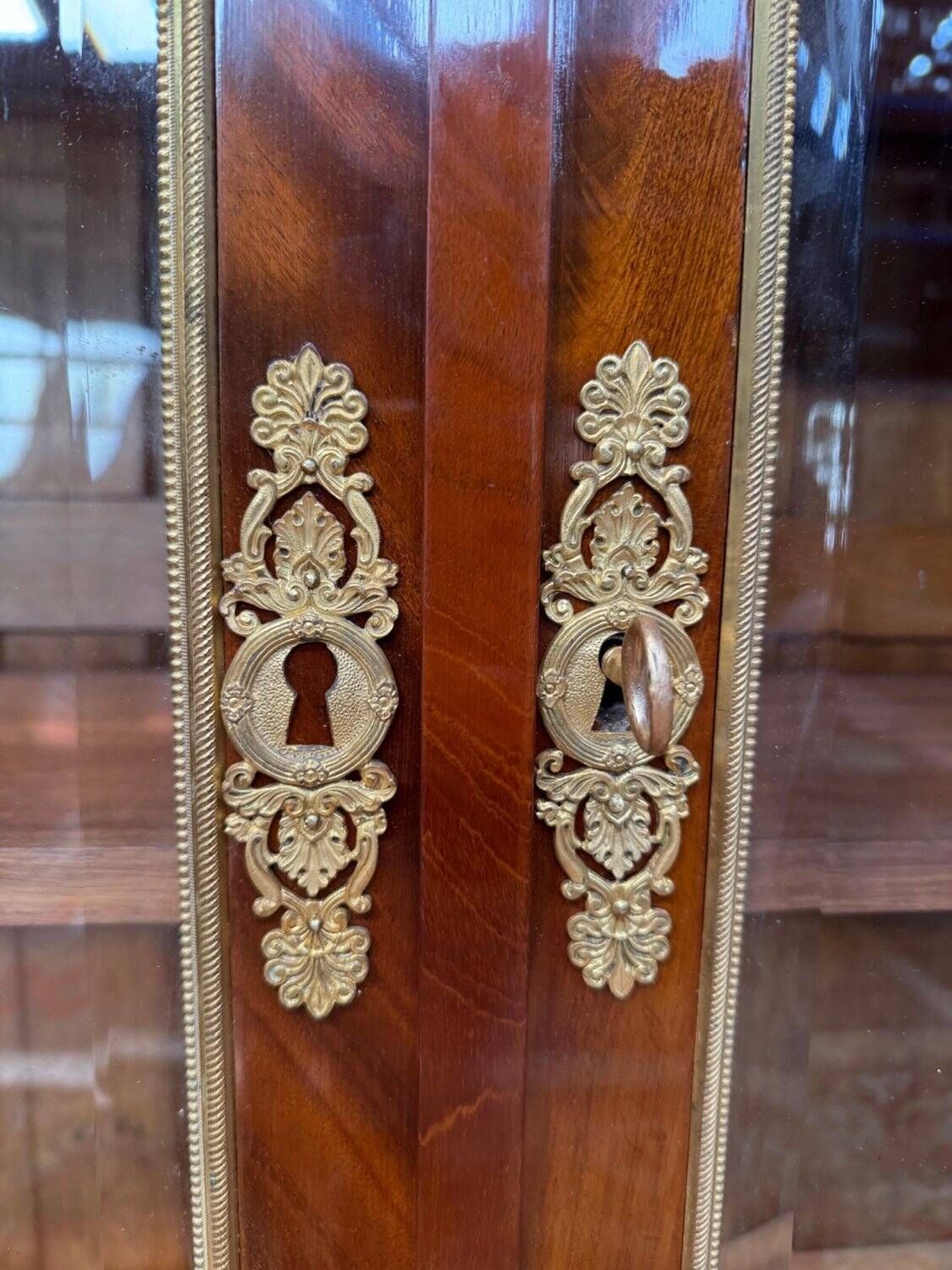 Bibliothèque-vitrine deux portes – Époque Empire – Placage acajou, bronzes