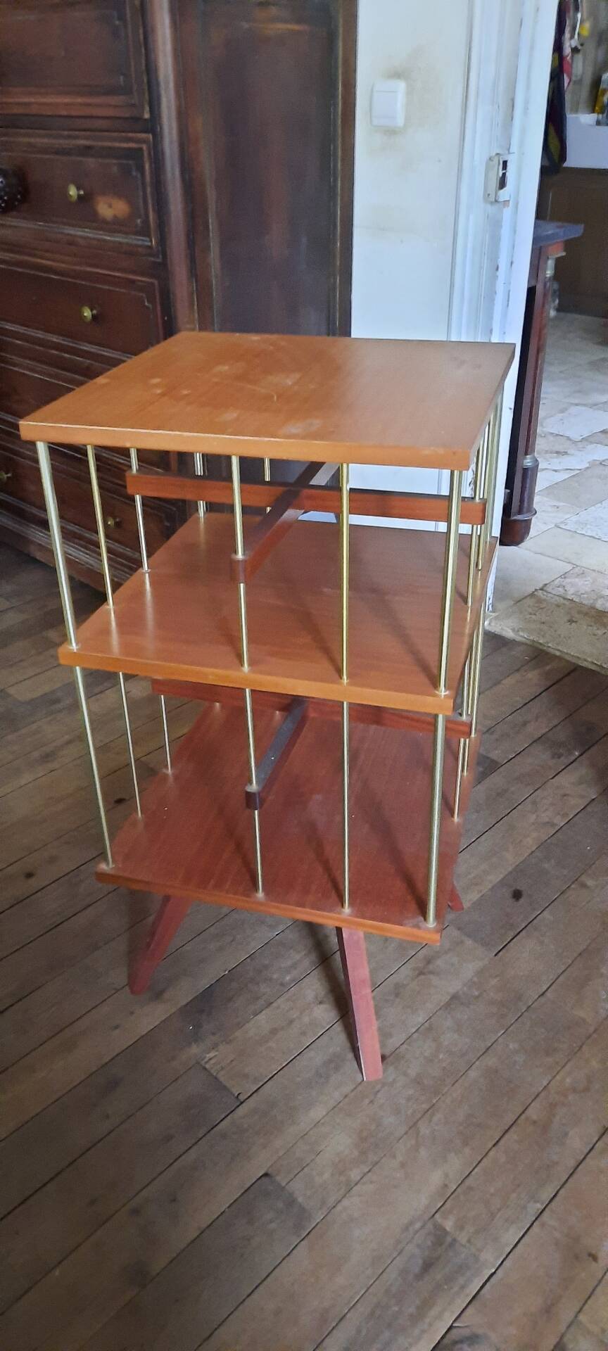 Rotating floor bookshelf