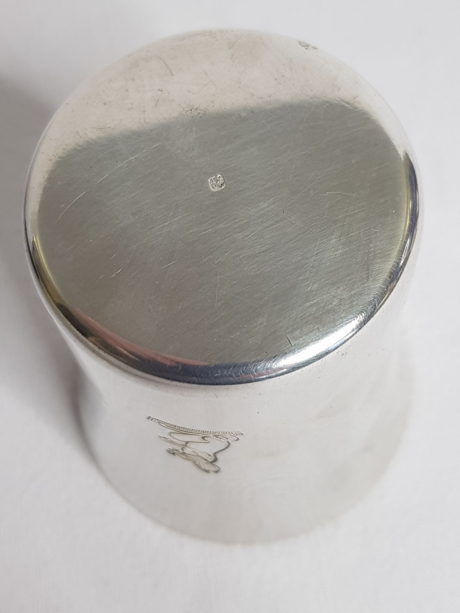 Timbale en métal argenté ancienne gravée de motifs de lapins