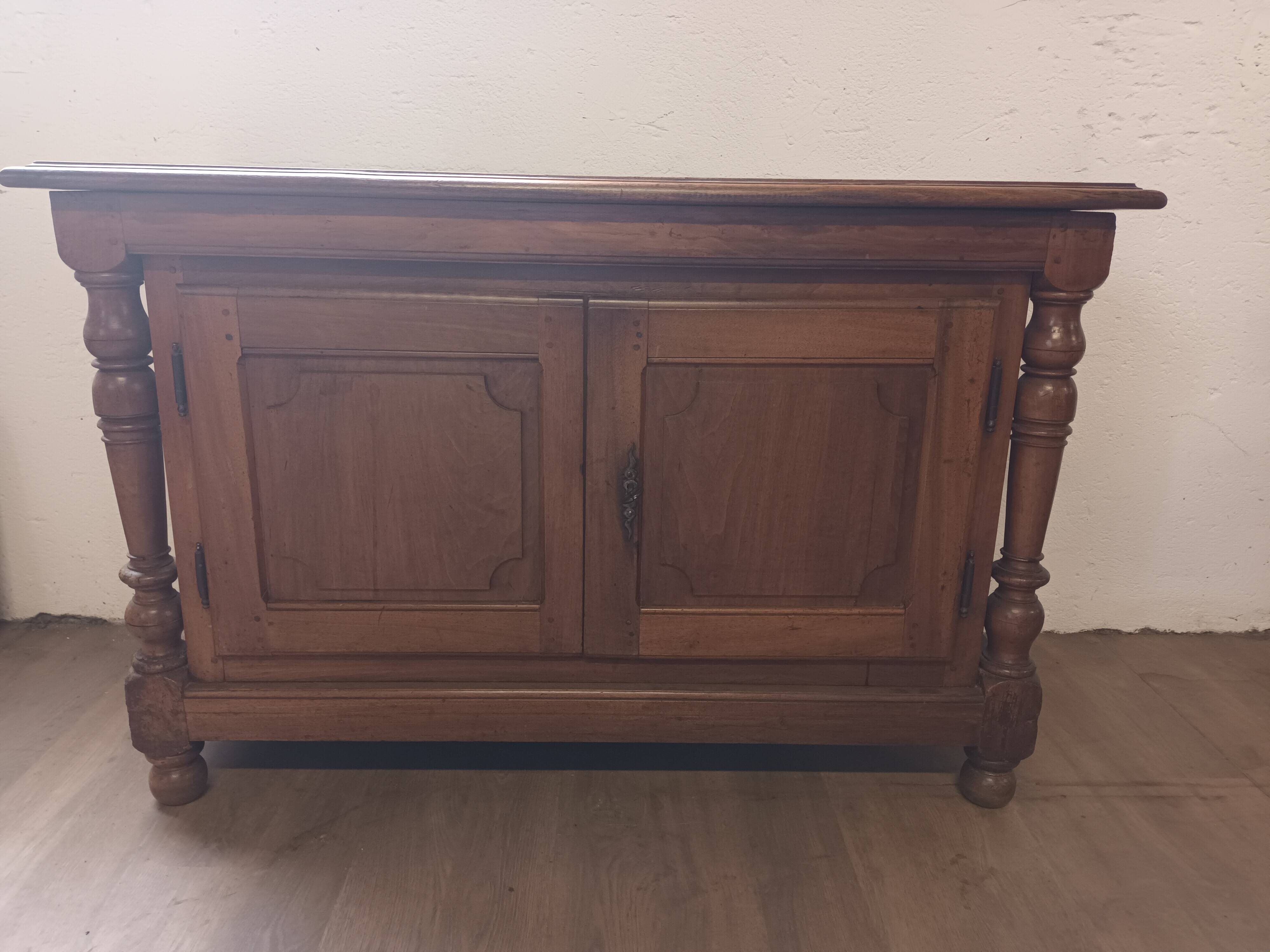 Banque de commerce, buffet en noyer, XIXème s.