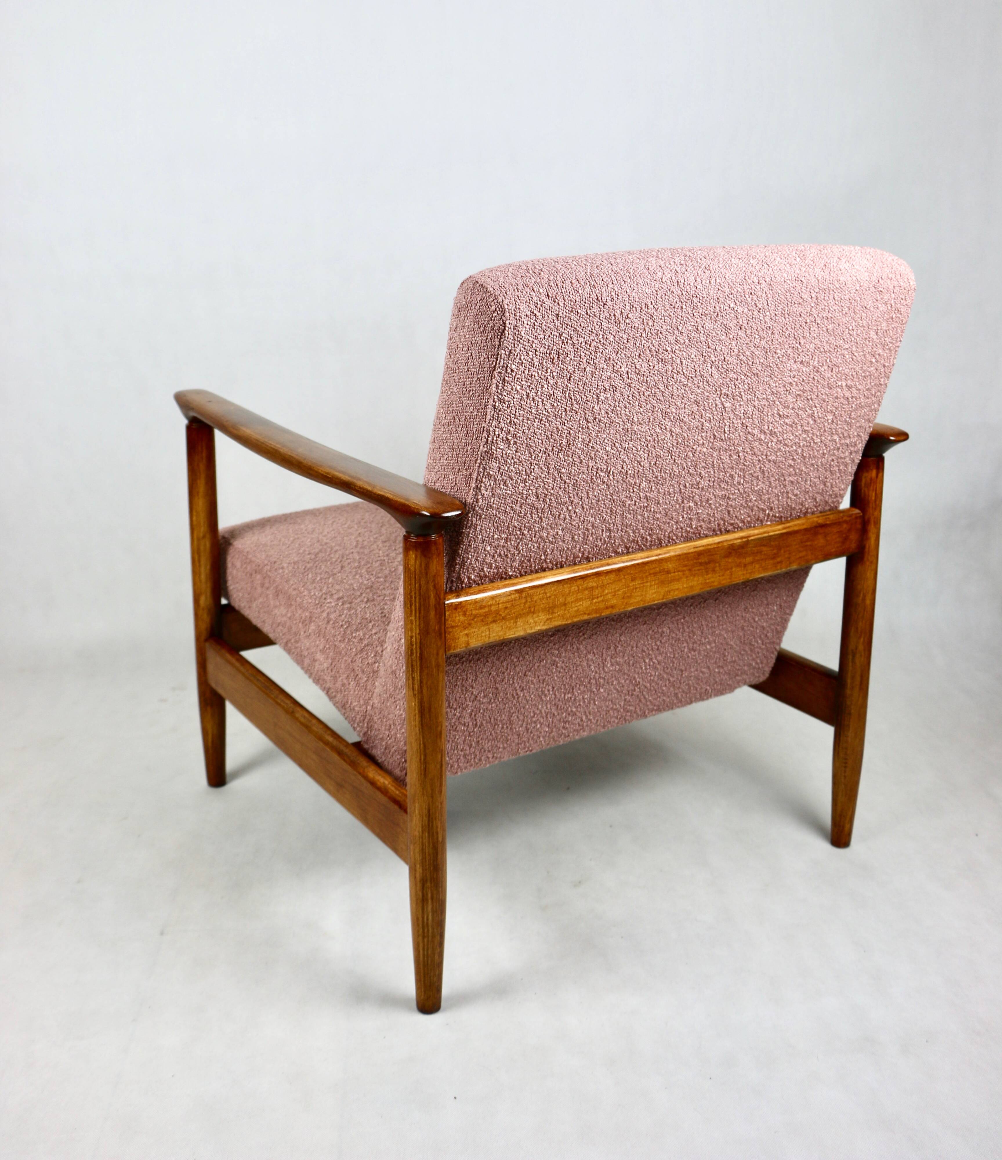 Fauteuil GFM-142 conçu par Edmund Homa des années 70, en bouclé rose - 2 pièces disponibles.