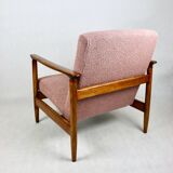 Fauteuil GFM-142 conçu par Edmund Homa des années 70, en bouclé rose - 2 pièces disponibles.