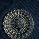 Cendrier en verre pressé moule ancien vintage signée SV