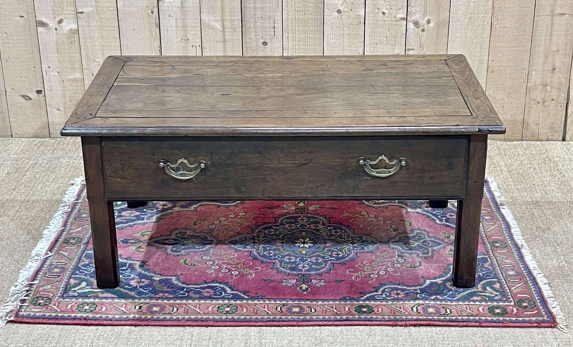 Table basse en chêne du 19ème avec un grand tiroir