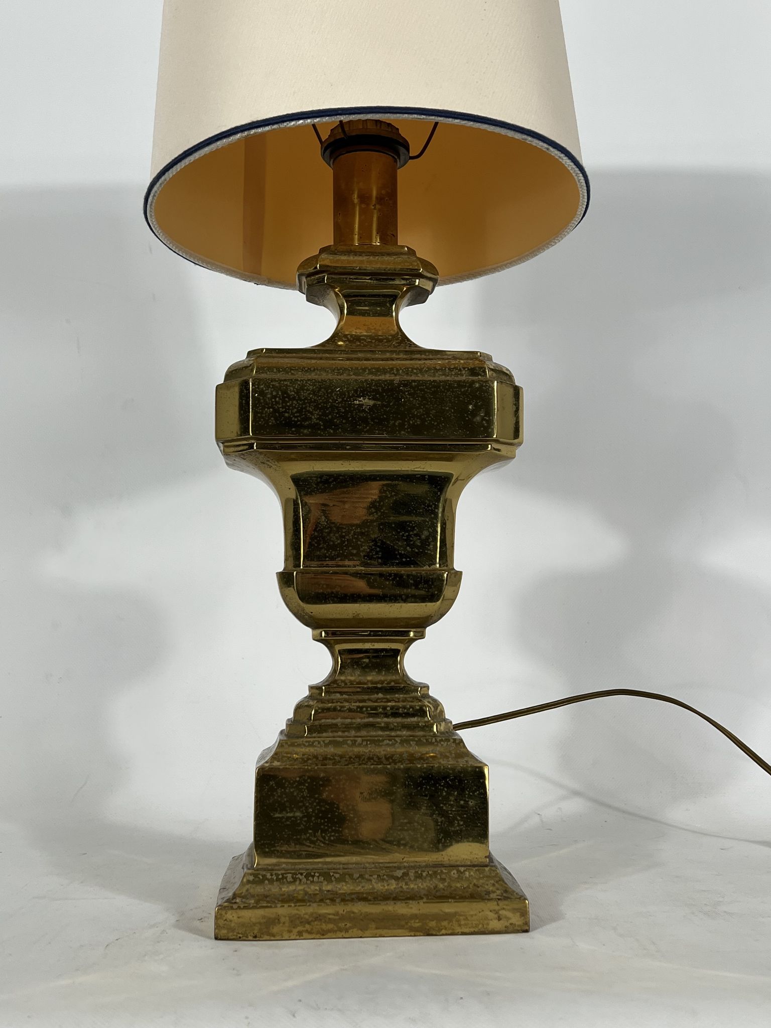 Lampe de table italienne en laiton massif des années 50
