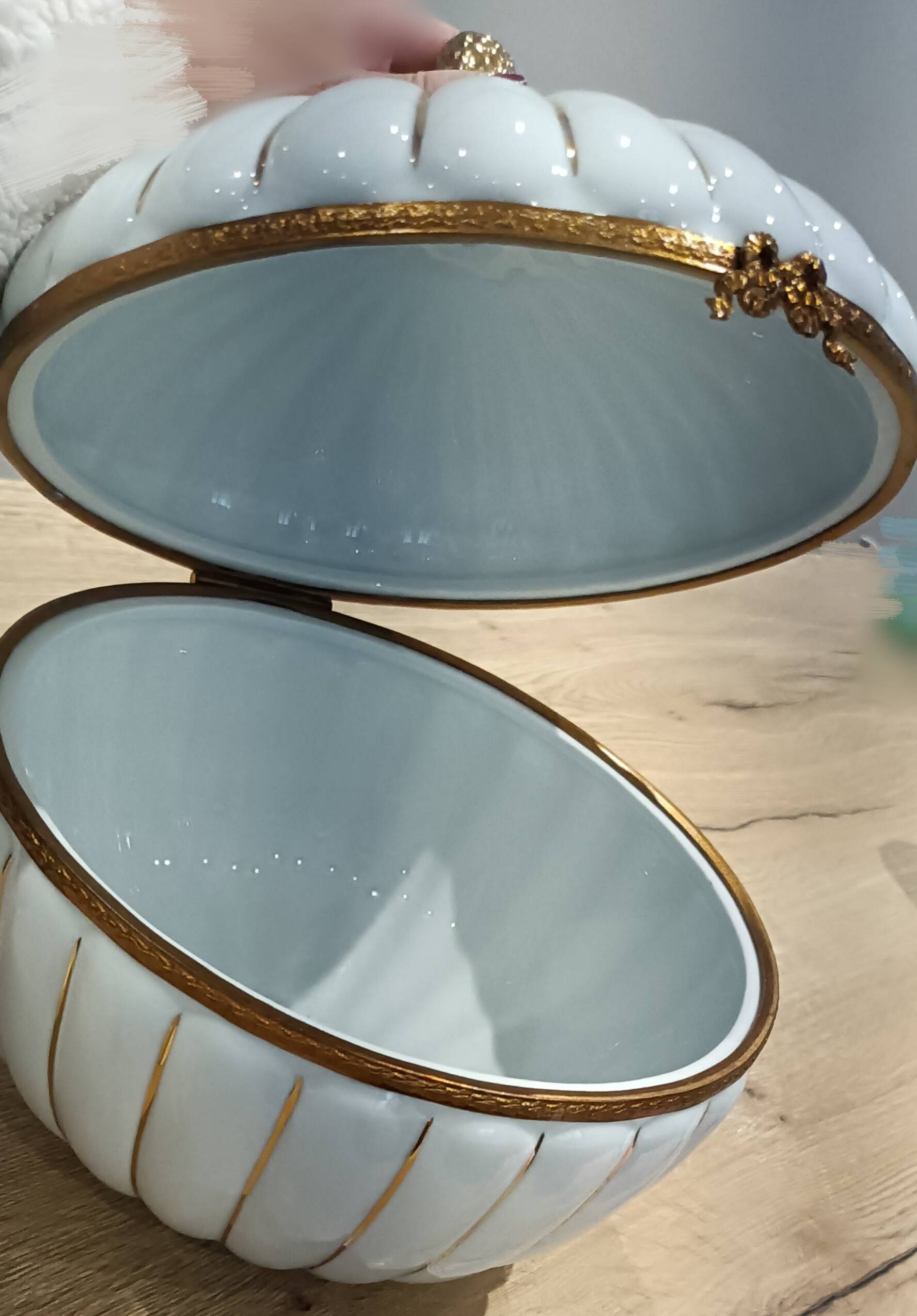 DECORATIVE BONBONNIERE