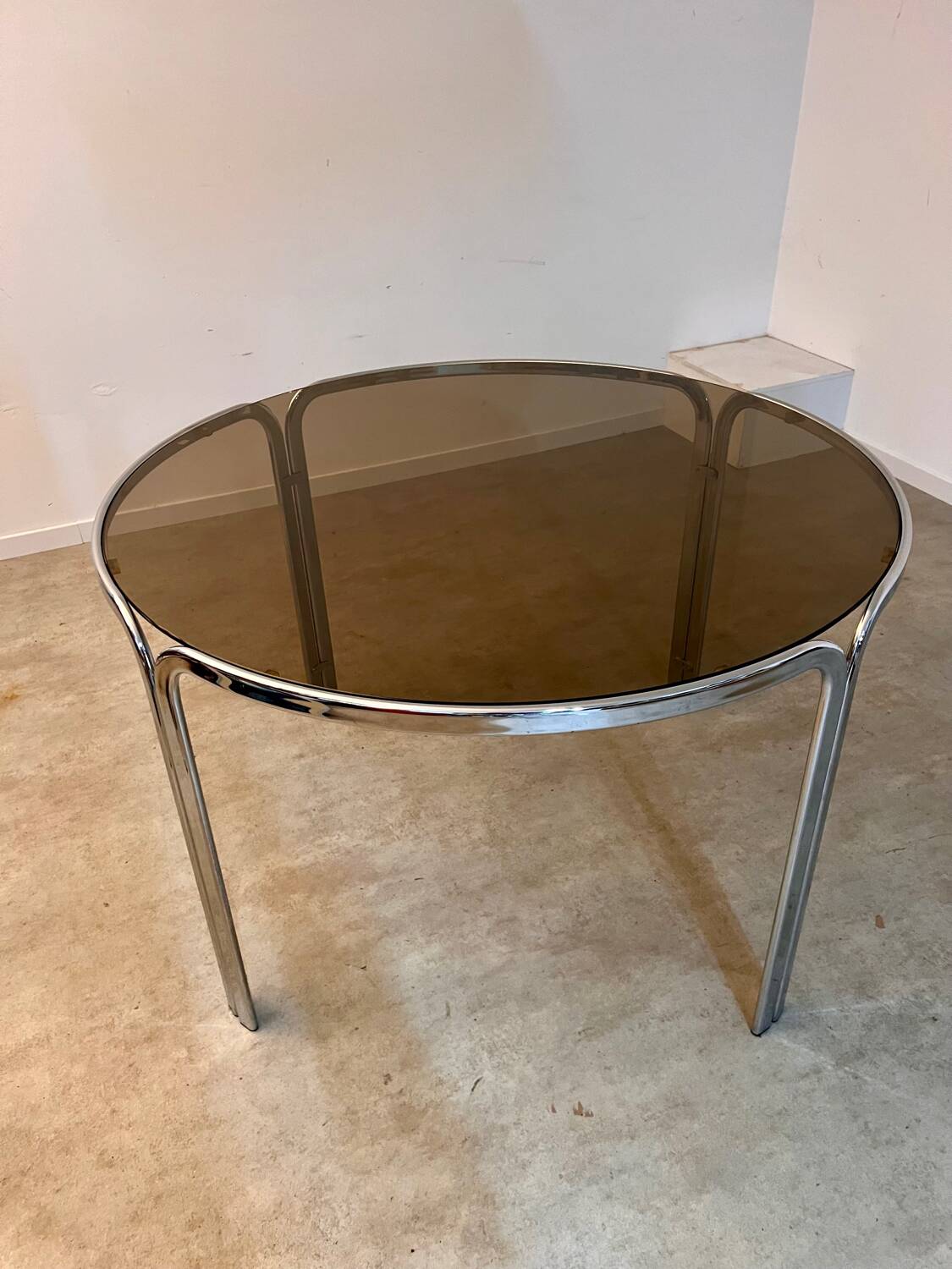 Table ronde vintage tubulaire en métal et verre fumé design année 70