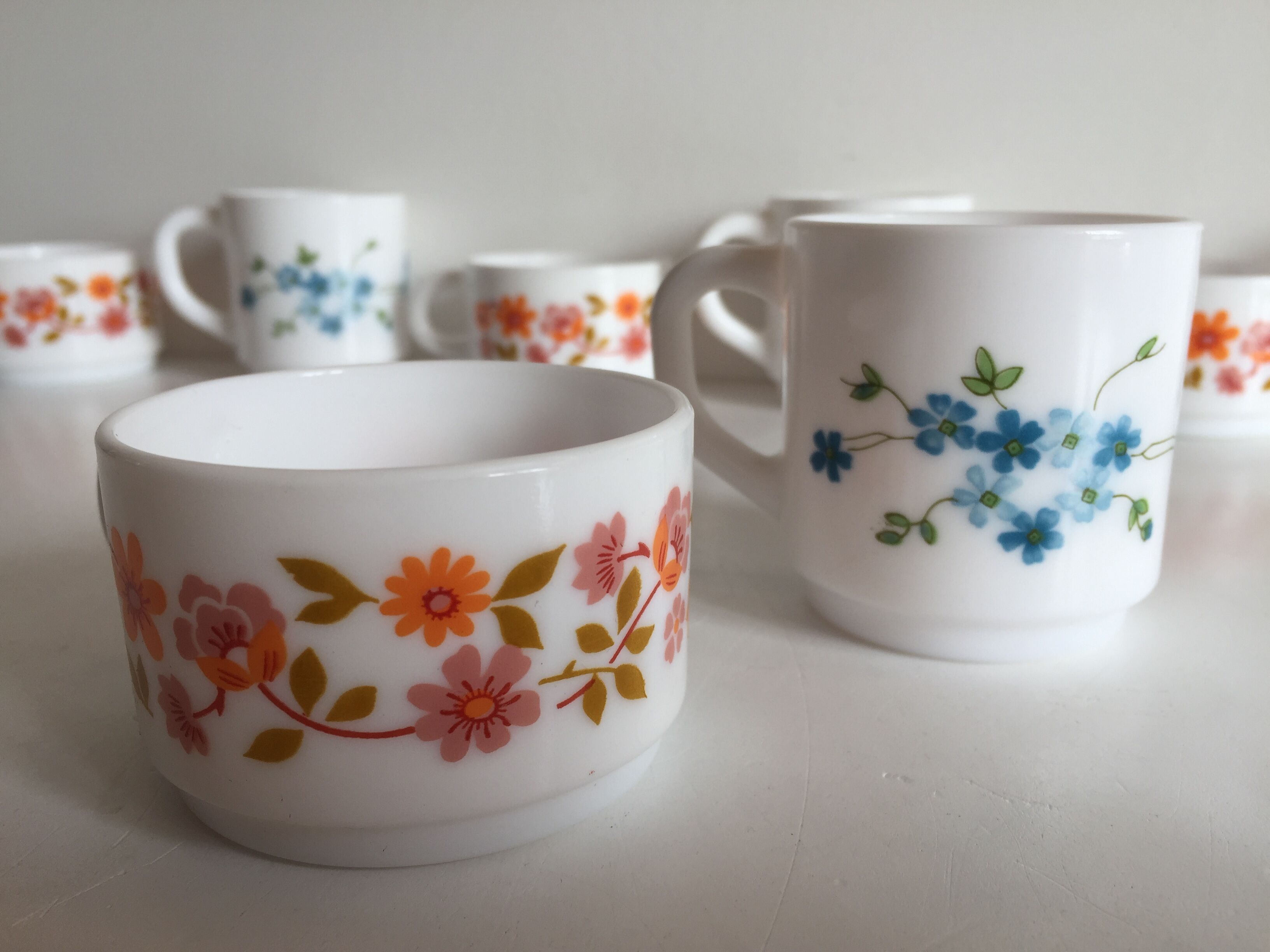 Set of 8 cups at cafe arcopal – france
