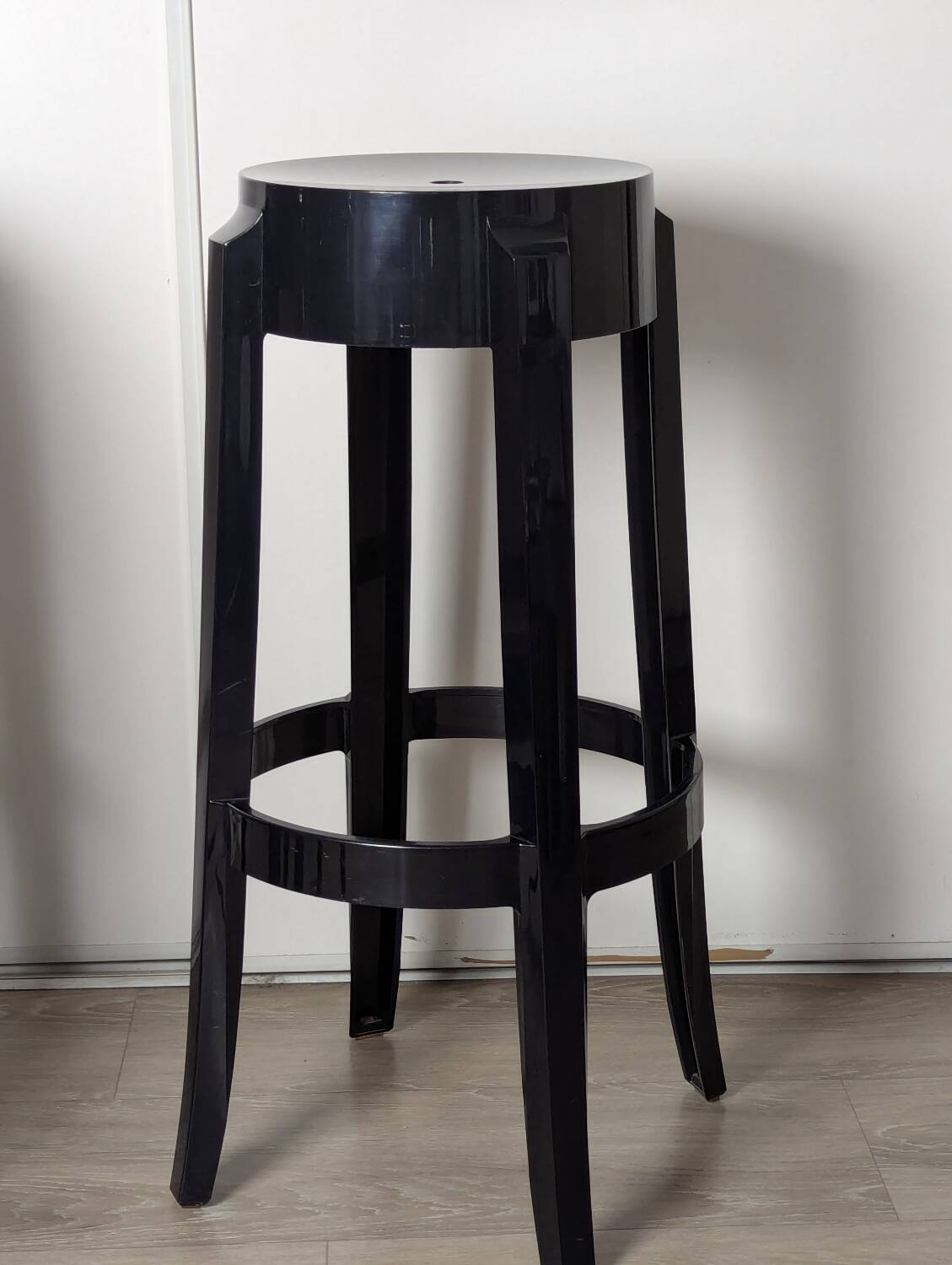 Trois Tabourets hauts, Charles Ghost par Kartell et Starck
