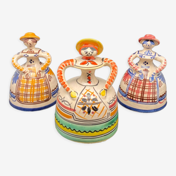 Trio de figurines en céramique à clochette