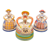 Trio de figurines en céramique à clochette