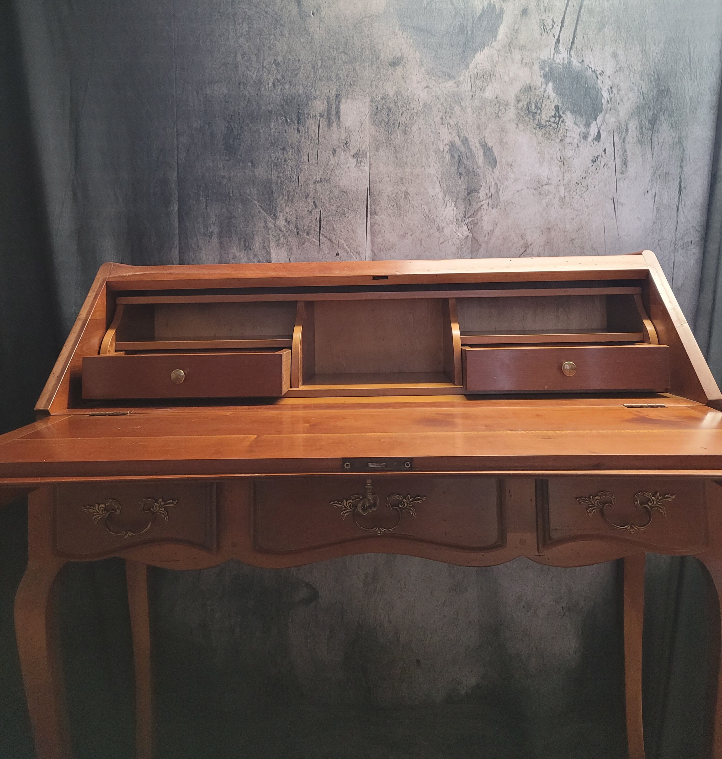 Wooden slope desk louis xv style