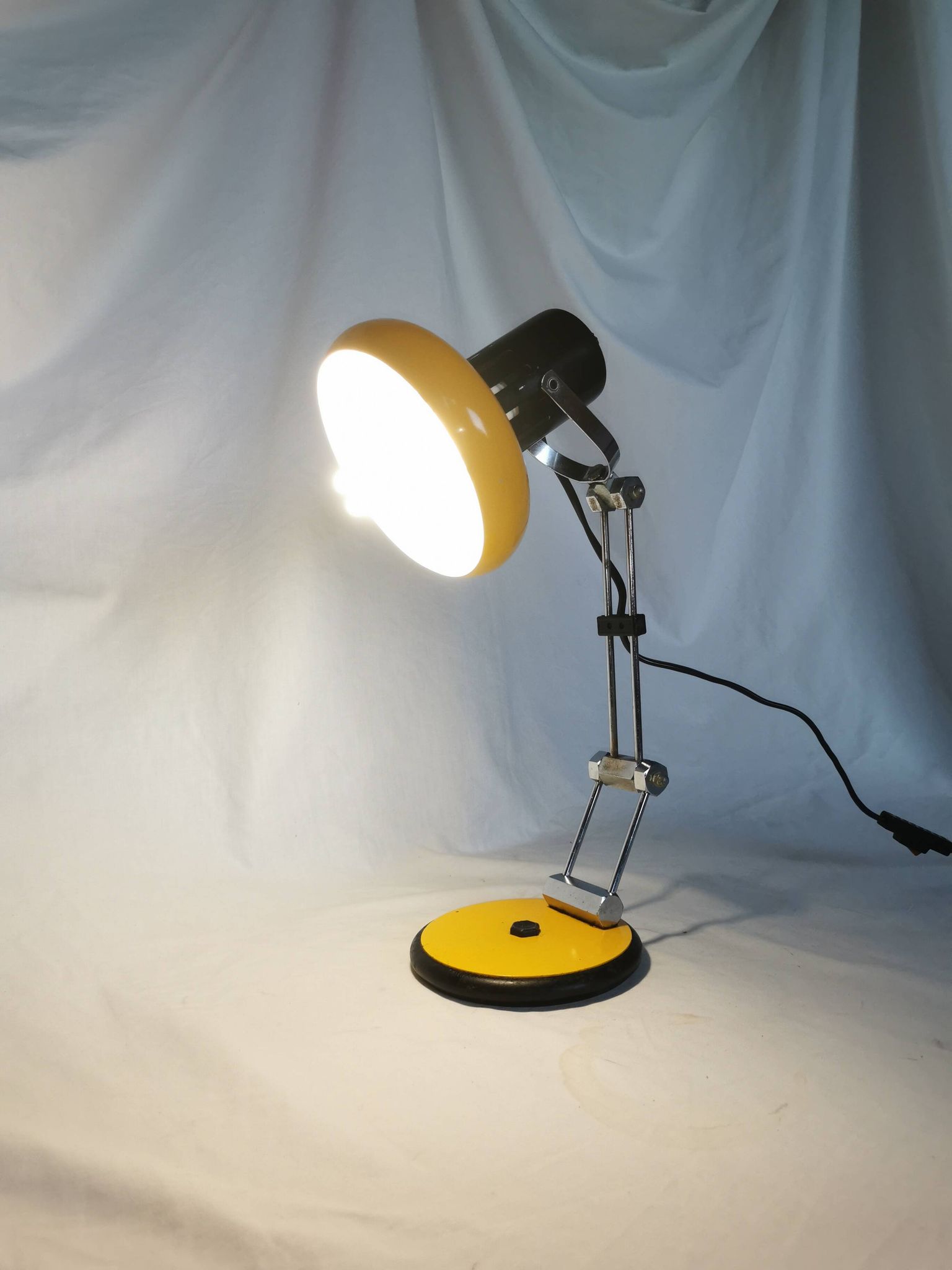 Articulated lamp in lacquered steel, Aluminor, France, 1980.