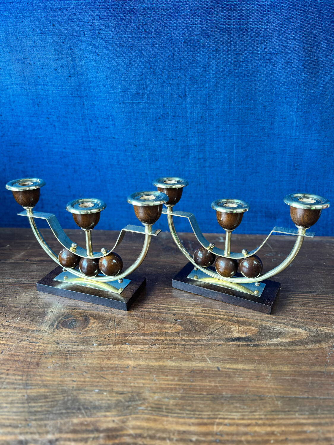 Pair of Art Deco candlesticks in brass and varnished wood, 1930s/1940s