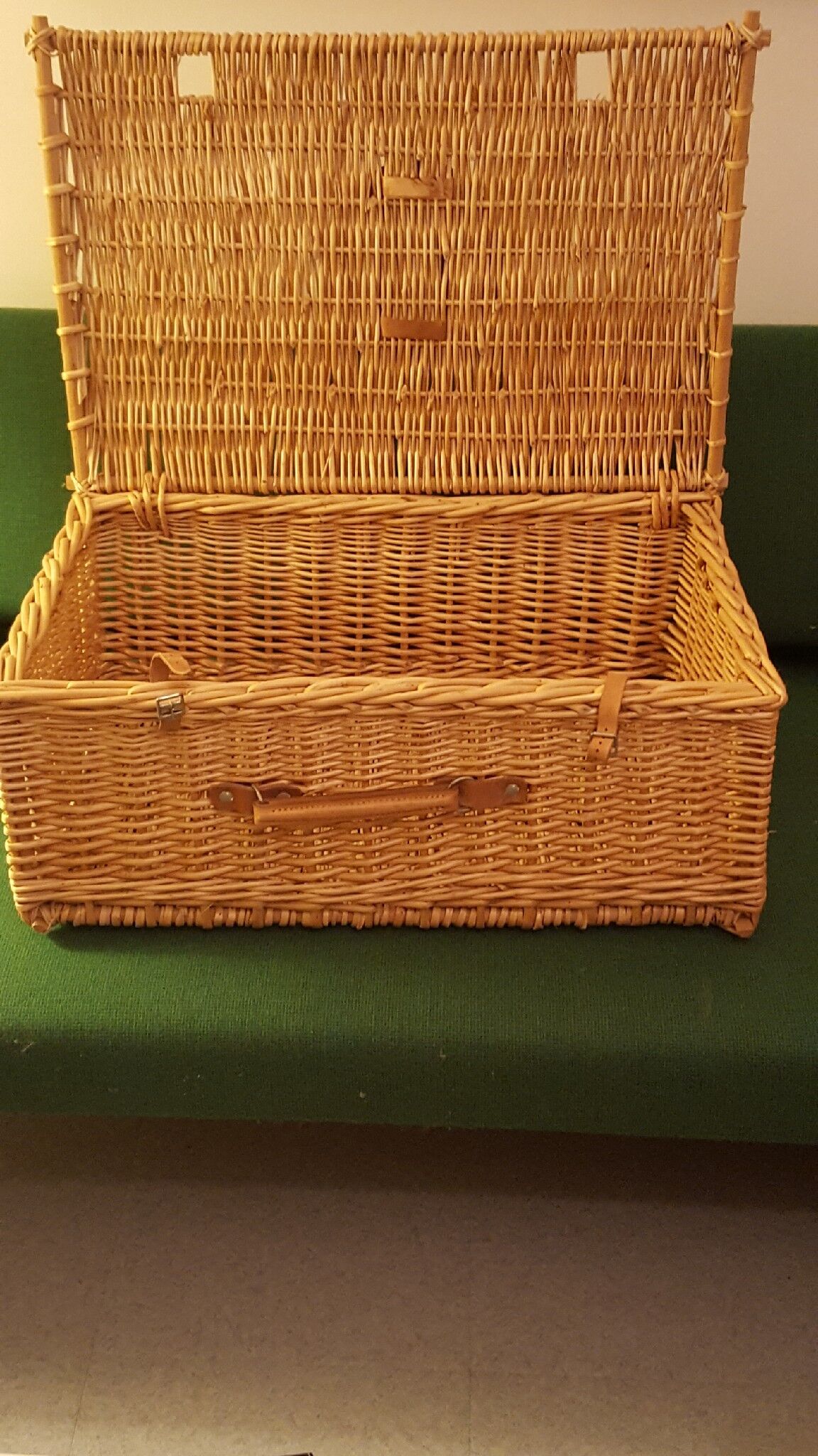 Valise en osier vintage