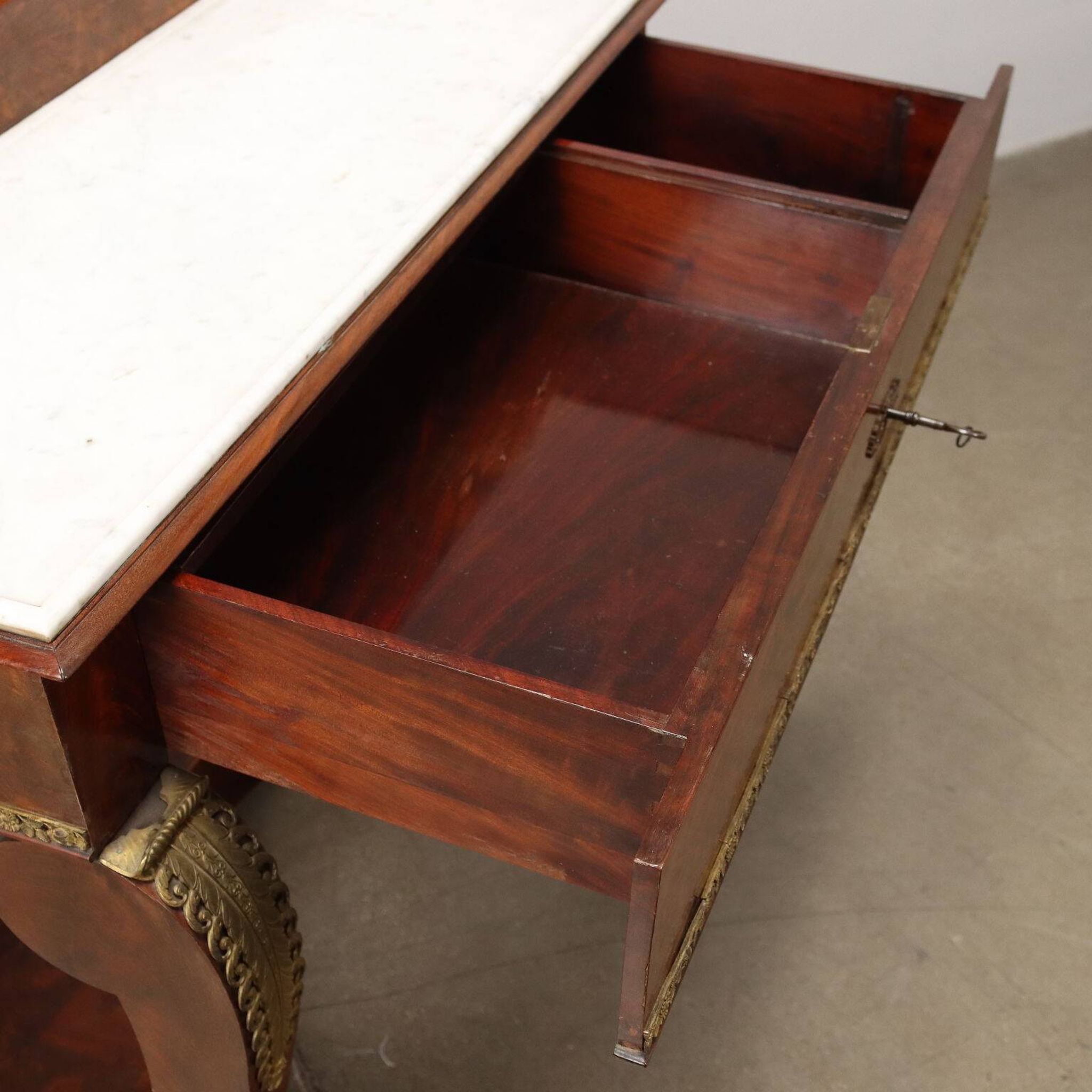 Commode en acajou restaurée, France, 19e siècle.