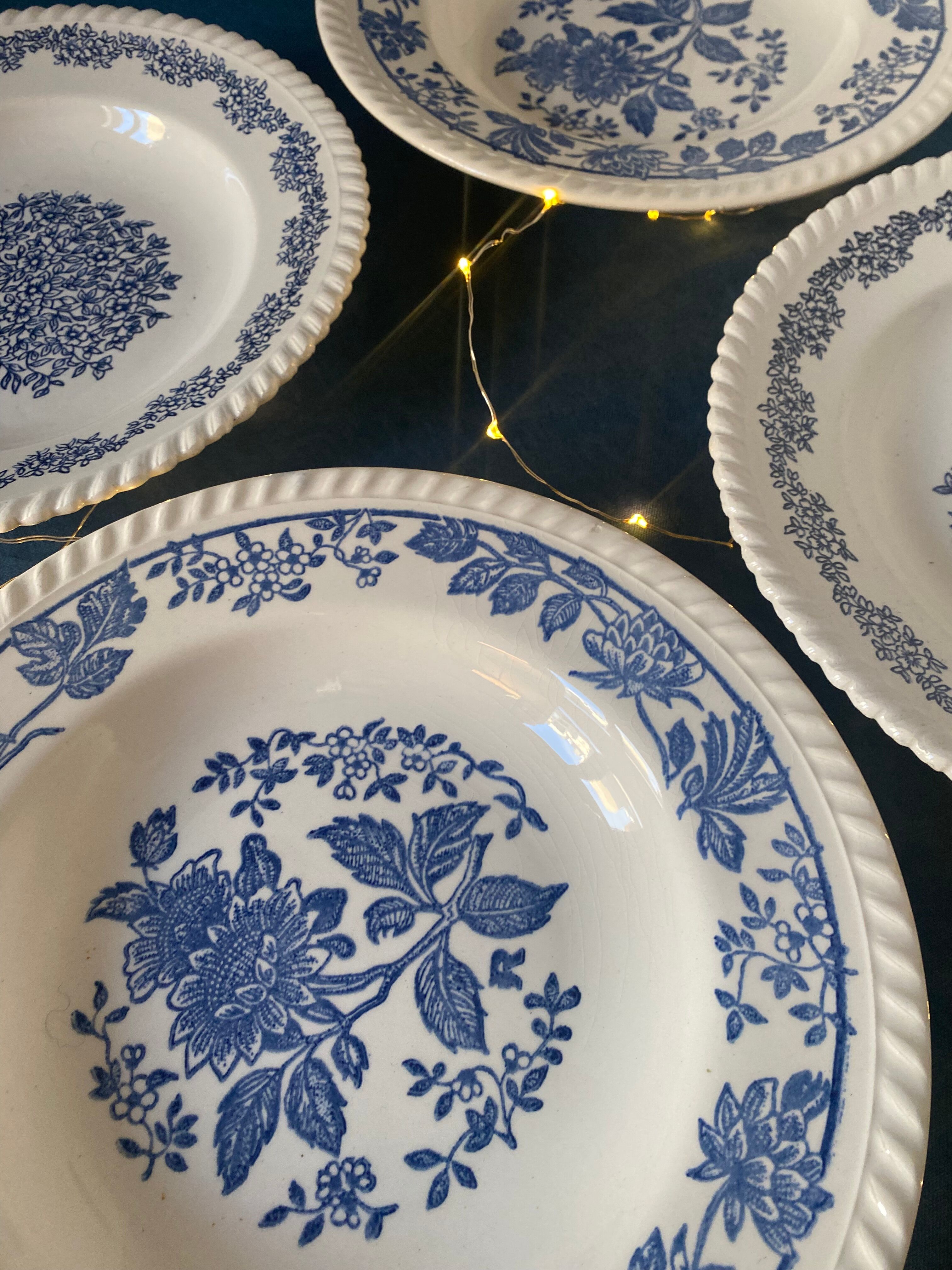 6 hollow plates with floral patterns