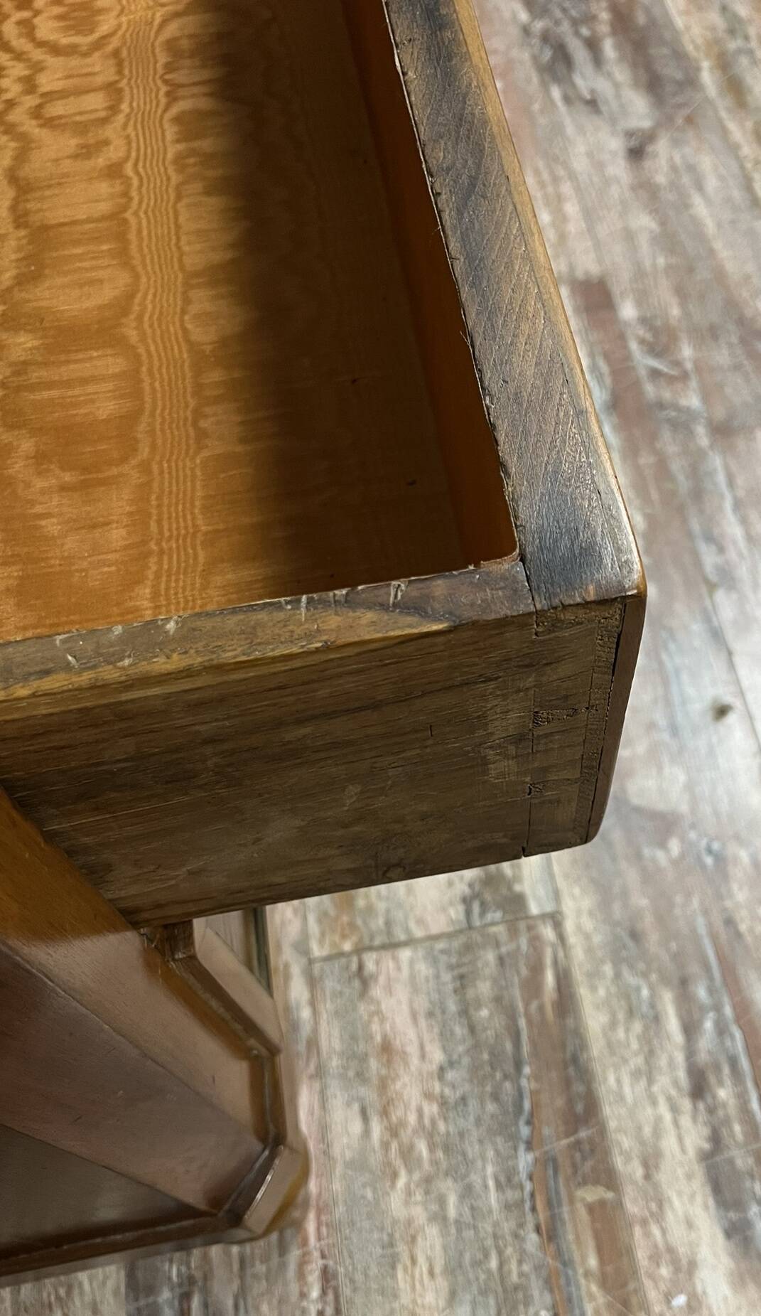 Superbe commode époque Louis XVI en noyer