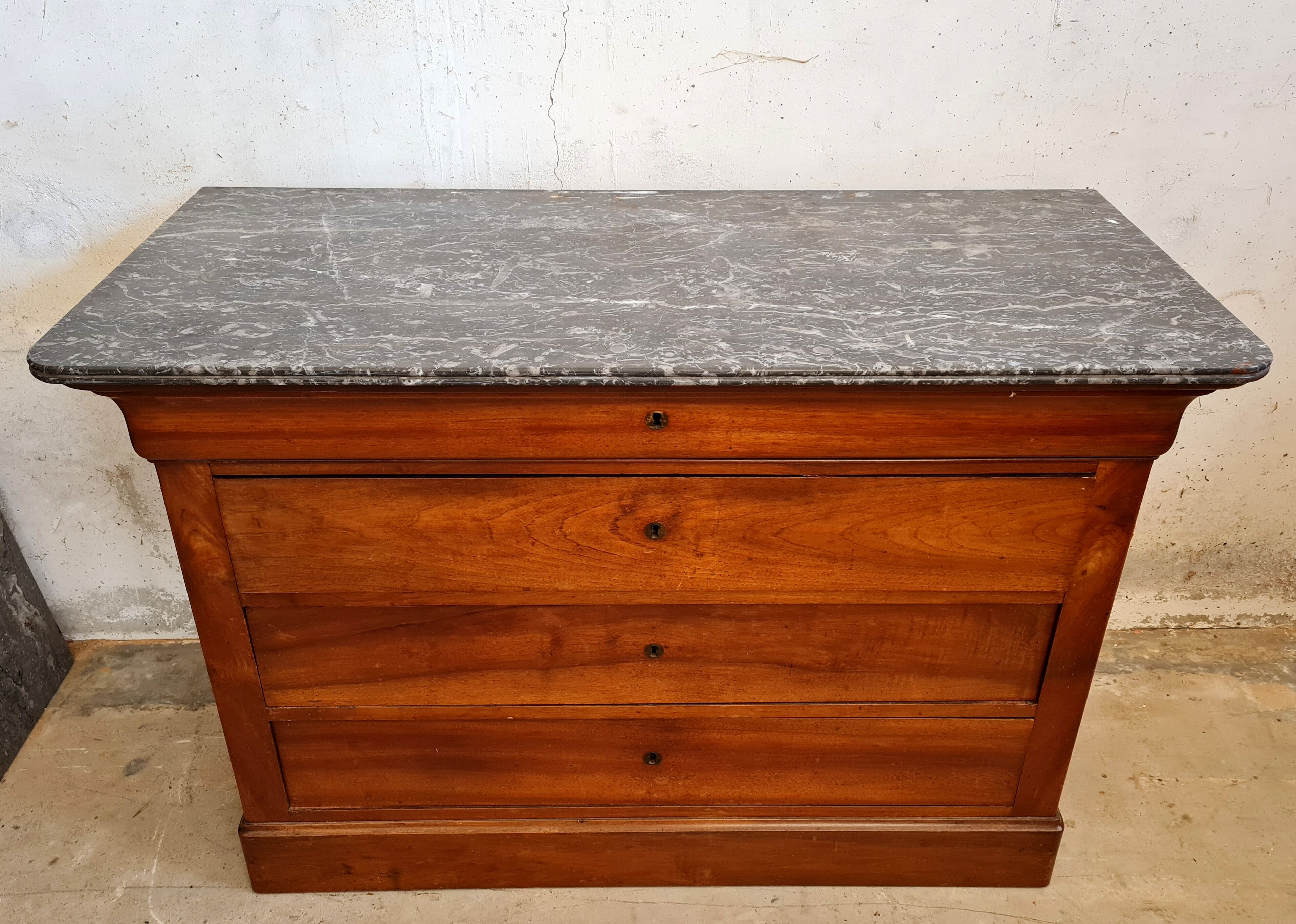 Louis Philippe period chest of drawers in walnut around 1830