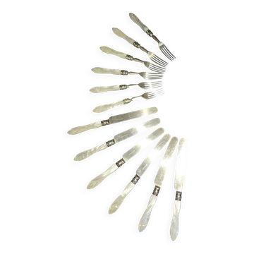 Silver dessert cutlery with mother-of-pearl handles from the Victorian era.