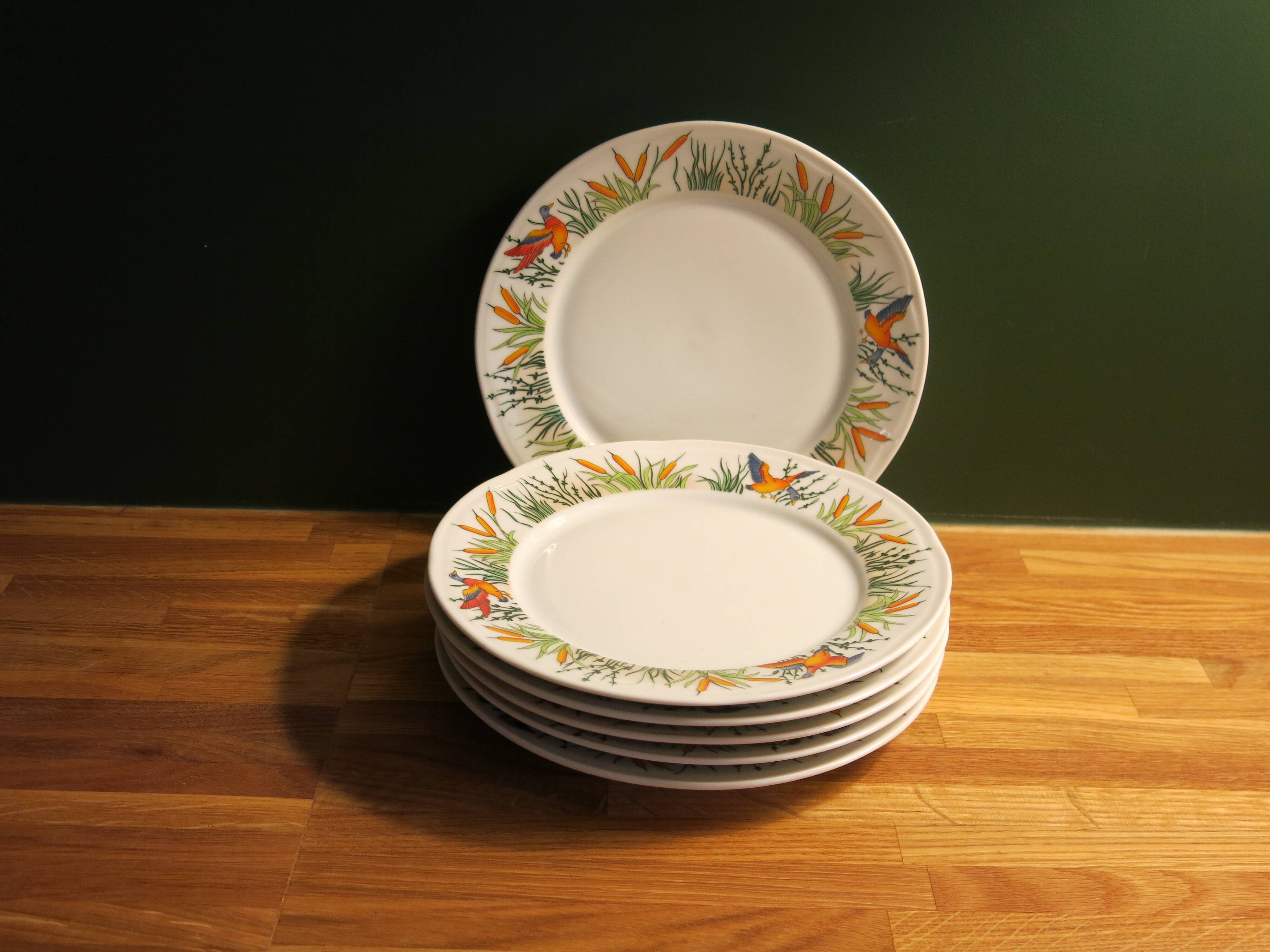 6 assiettes à dessert en porcelaine épaisse en très bon état.